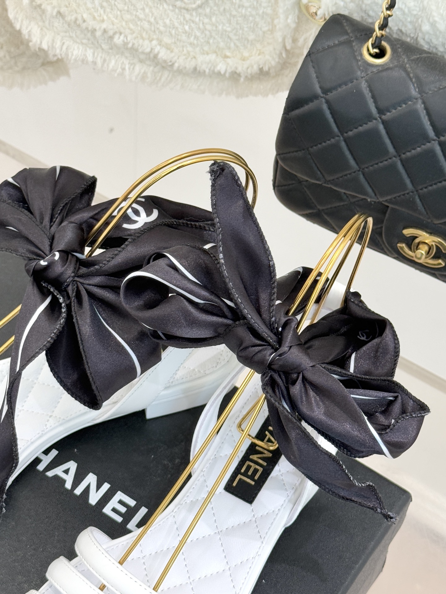 CHANE*｜小香26C新品双C丝带细带凉鞋系列藏着少女感与优雅感的双重惊艳以丝带设计打破经典边界双C元