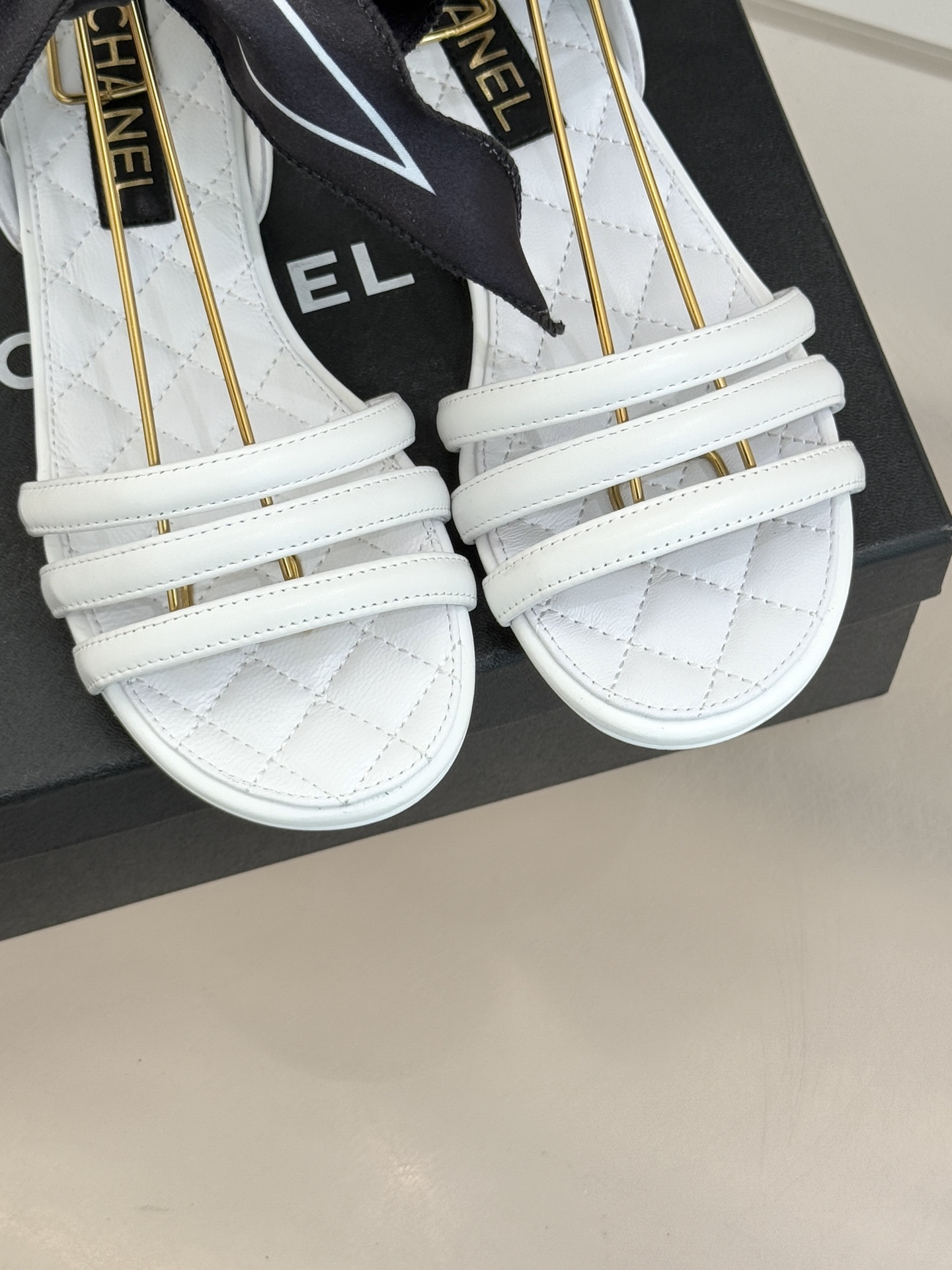 CHANE*｜小香26C新品双C丝带细带凉鞋系列藏着少女感与优雅感的双重惊艳以丝带设计打破经典边界双C元