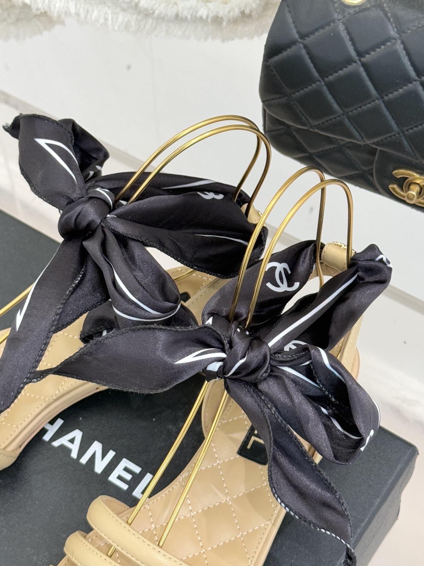 CHANE*｜小香26C新品双C丝带细带凉鞋系列藏着少女感与优雅感的双重惊艳以丝带设计打破经典边界双C元