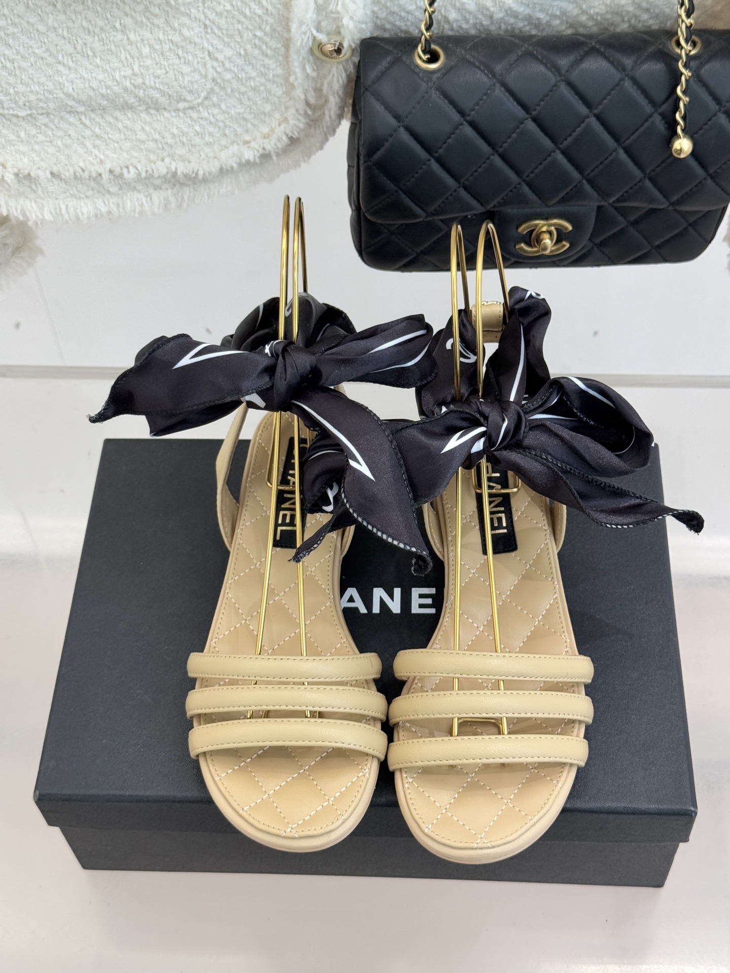 CHANE*｜小香26C新品双C丝带细带凉鞋系列藏着少女感与优雅感的双重惊艳以丝带设计打破经典边界双C元