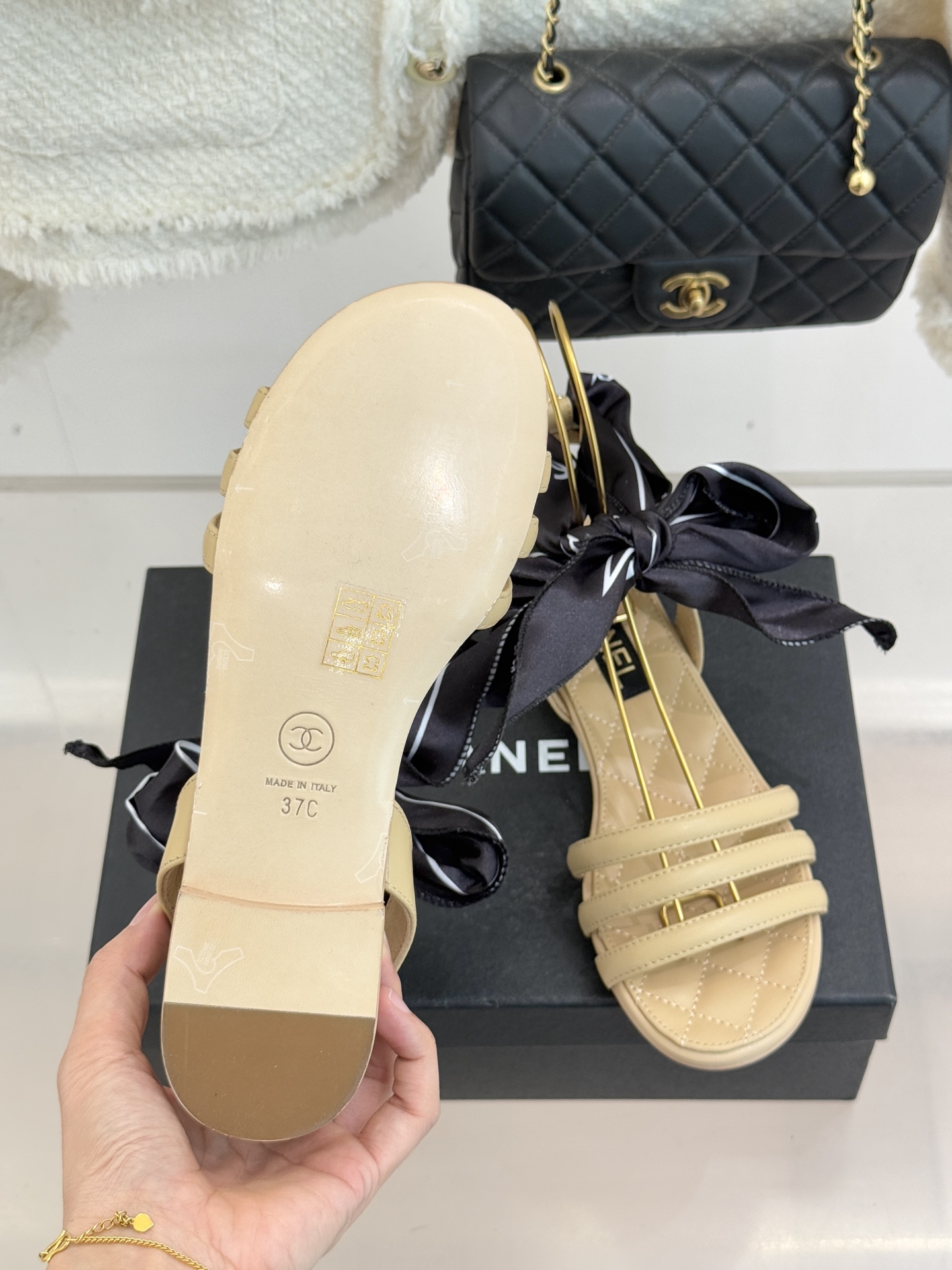 CHANE*｜小香26C新品双C丝带细带凉鞋系列藏着少女感与优雅感的双重惊艳以丝带设计打破经典边界双C元