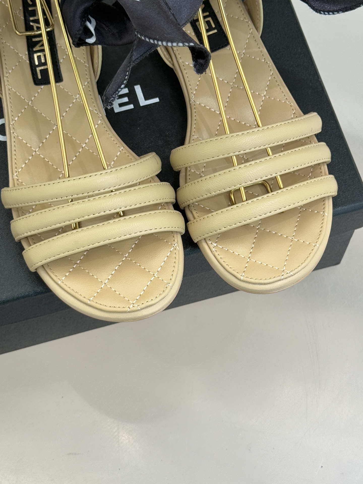 CHANE*｜小香26C新品双C丝带细带凉鞋系列藏着少女感与优雅感的双重惊艳以丝带设计打破经典边界双C元