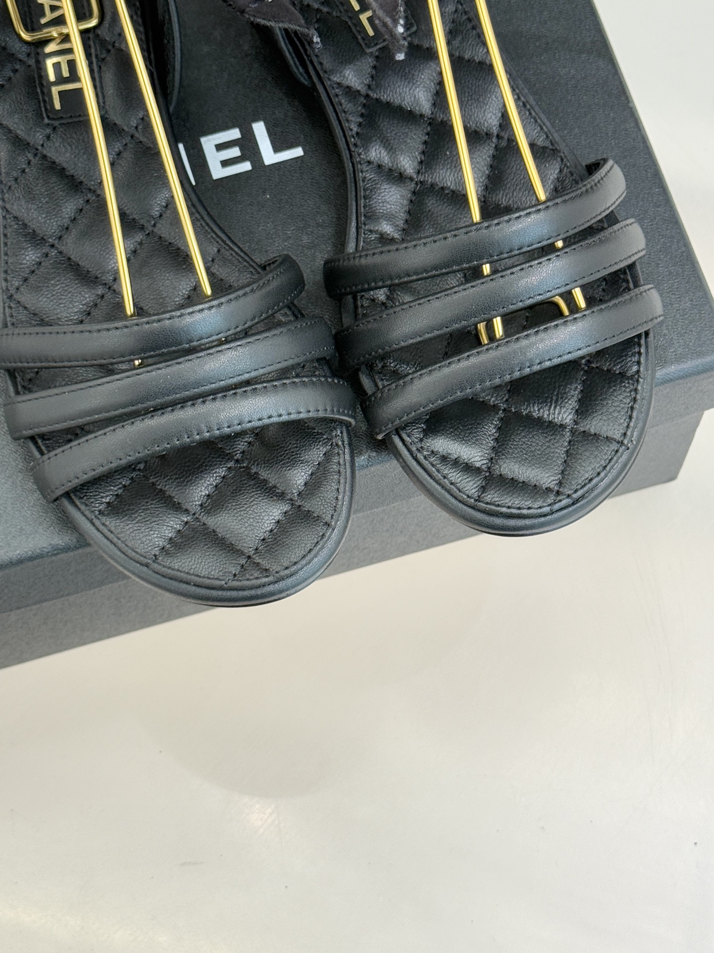 CHANE*｜小香26C新品双C丝带细带凉鞋系列藏着少女感与优雅感的双重惊艳以丝带设计打破经典边界双C元