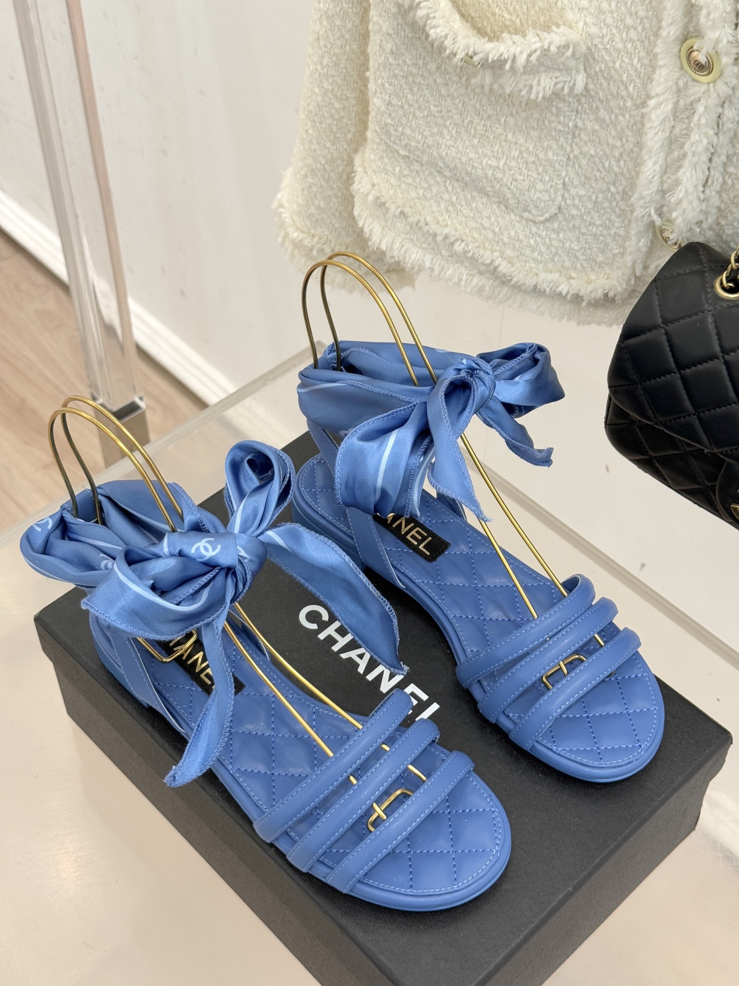 CHANE*｜小香26C新品双C丝带细带凉鞋系列藏着少女感与优雅感的双重惊艳以丝带设计打破经典边界双C元