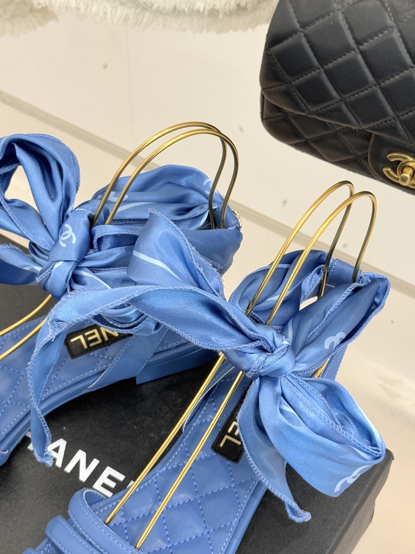 CHANE*｜小香26C新品双C丝带细带凉鞋系列藏着少女感与优雅感的双重惊艳以丝带设计打破经典边界双C元