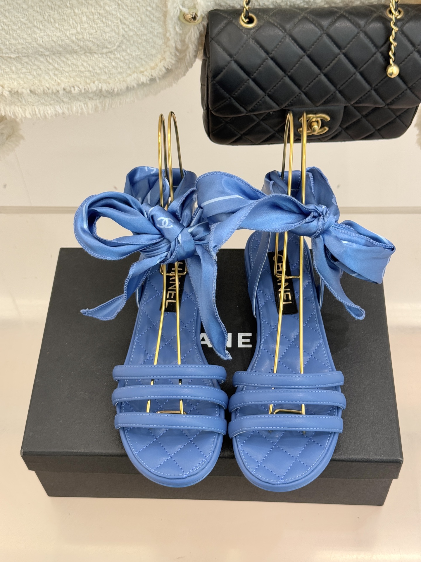 CHANE*｜小香26C新品双C丝带细带凉鞋系列藏着少女感与优雅感的双重惊艳以丝带设计打破经典边界双C元