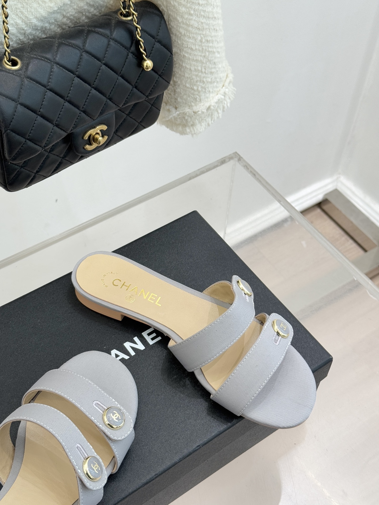 CHANE*｜小香26C早春新品双C纽扣凉拖系列将意式度假的慵懒与精致典雅织就成步履间的奢华诗篇。鞋身标