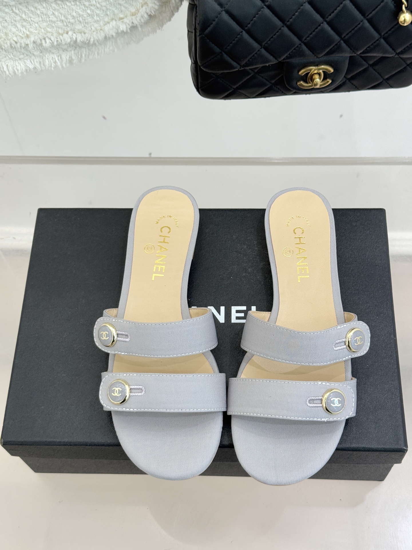 CHANE*｜小香26C早春新品双C纽扣凉拖系列将意式度假的慵懒与精致典雅织就成步履间的奢华诗篇。鞋身标