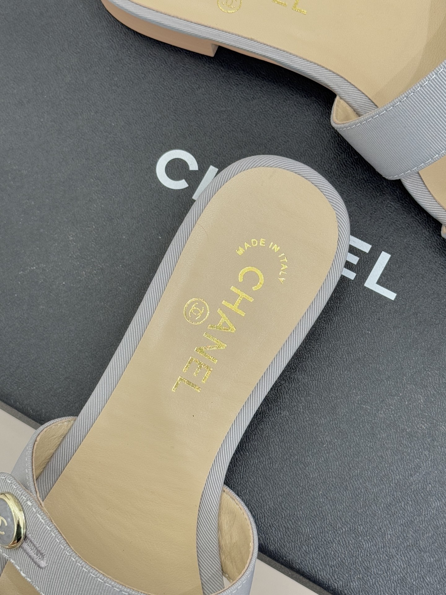 CHANE*｜小香26C早春新品双C纽扣凉拖系列将意式度假的慵懒与精致典雅织就成步履间的奢华诗篇。鞋身标