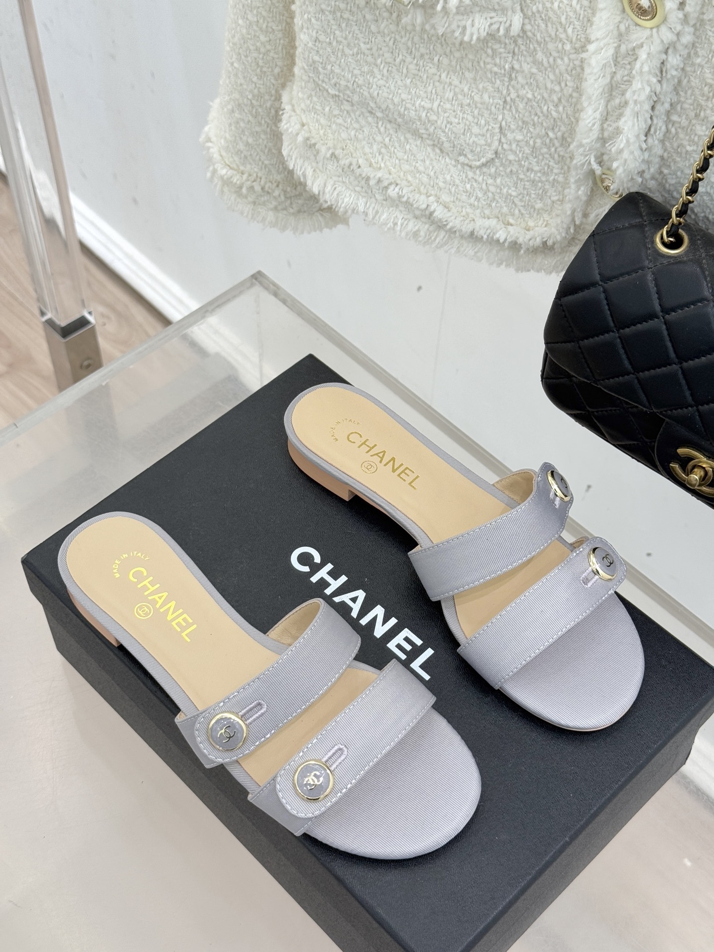 CHANE*｜小香26C早春新品双C纽扣凉拖系列将意式度假的慵懒与精致典雅织就成步履间的奢华诗篇。鞋身标