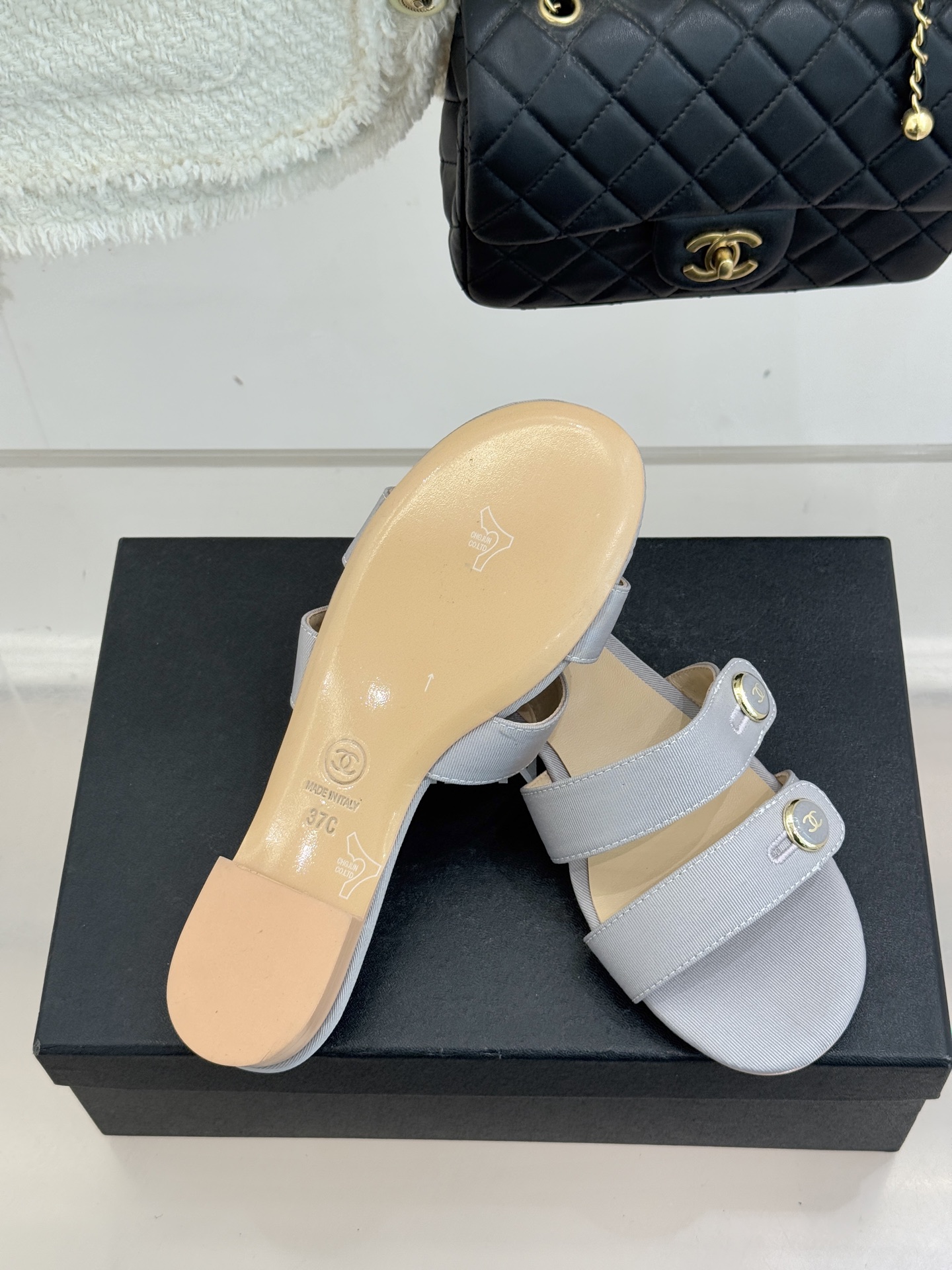 CHANE*｜小香26C早春新品双C纽扣凉拖系列将意式度假的慵懒与精致典雅织就成步履间的奢华诗篇。鞋身标