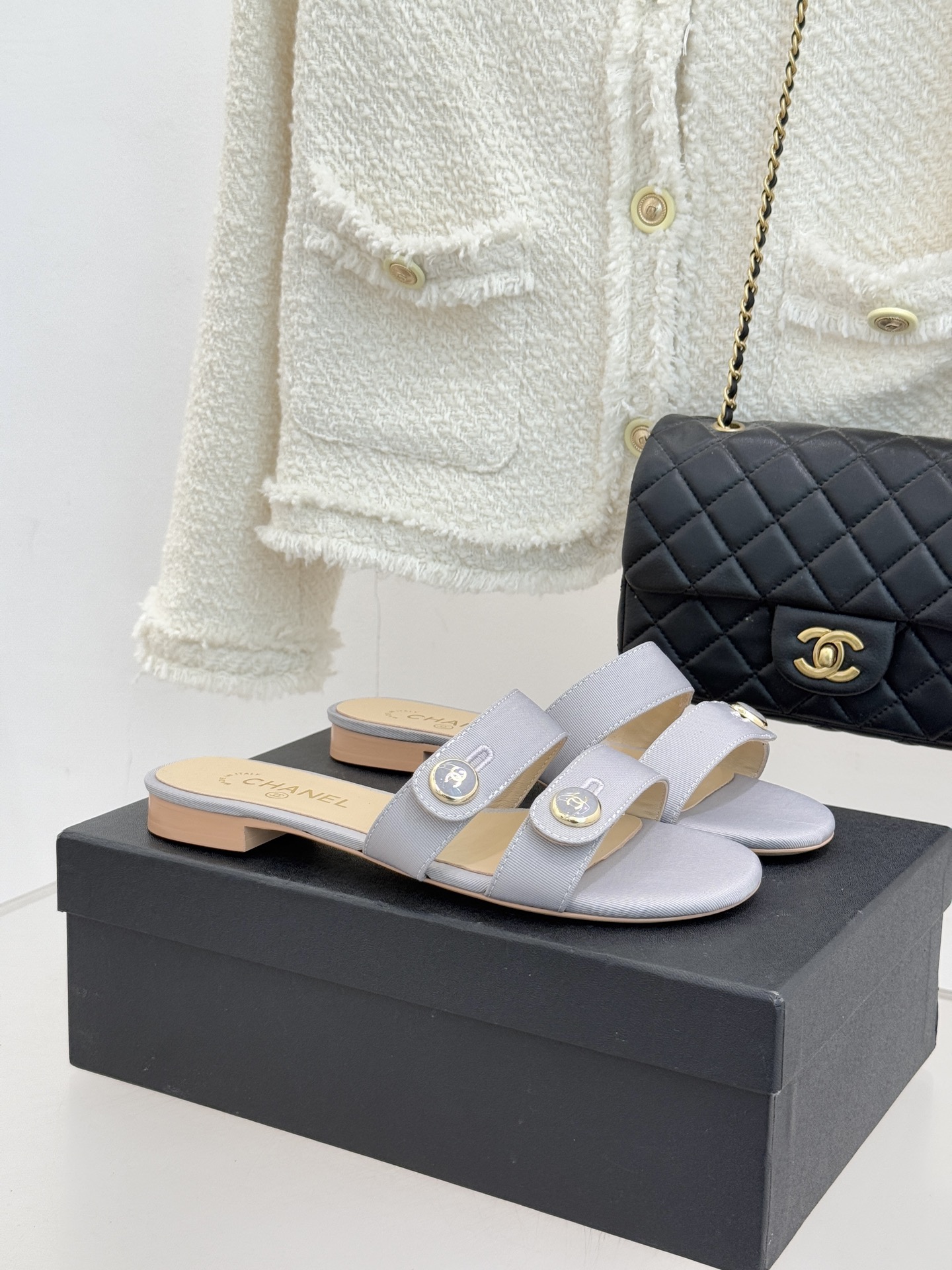 CHANE*｜小香26C早春新品双C纽扣凉拖系列将意式度假的慵懒与精致典雅织就成步履间的奢华诗篇。鞋身标