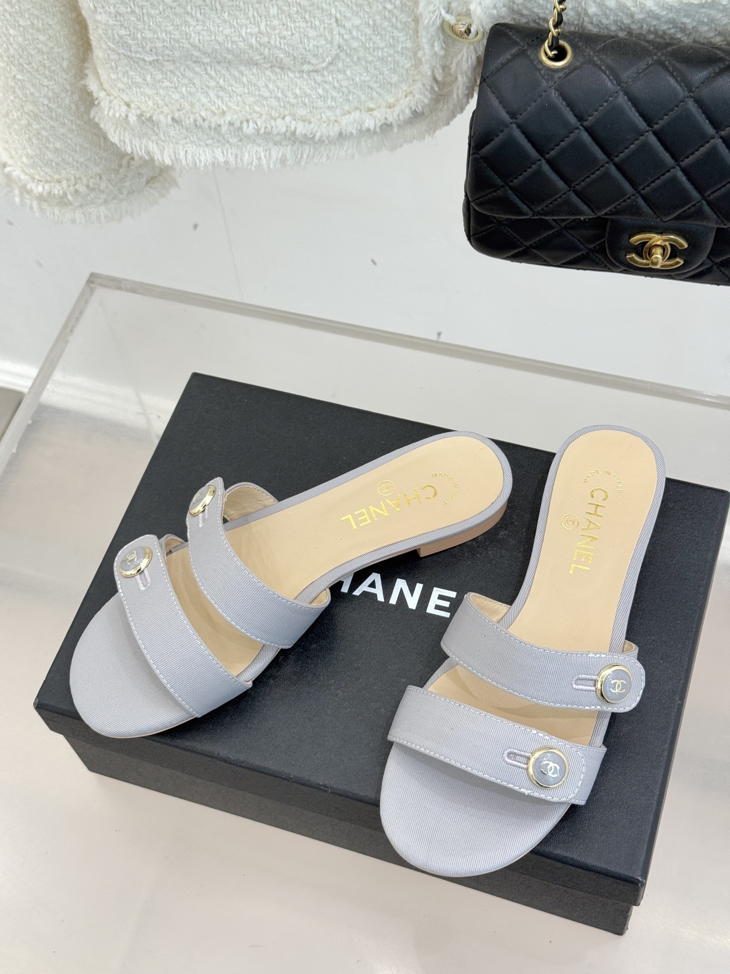 CHANE*｜小香26C早春新品双C纽扣凉拖系列将意式度假的慵懒与精致典雅织就成步履间的奢华诗篇。鞋身标