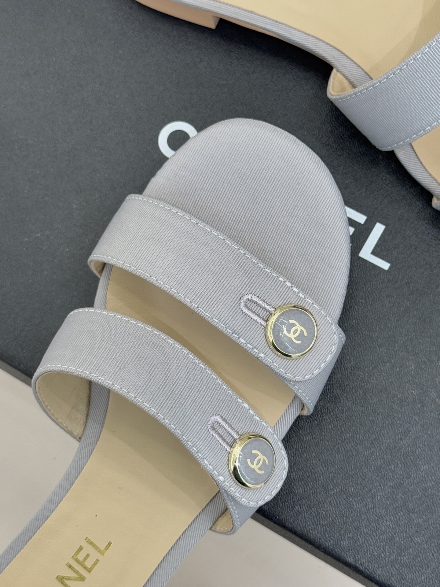 CHANE*｜小香26C早春新品双C纽扣凉拖系列将意式度假的慵懒与精致典雅织就成步履间的奢华诗篇。鞋身标