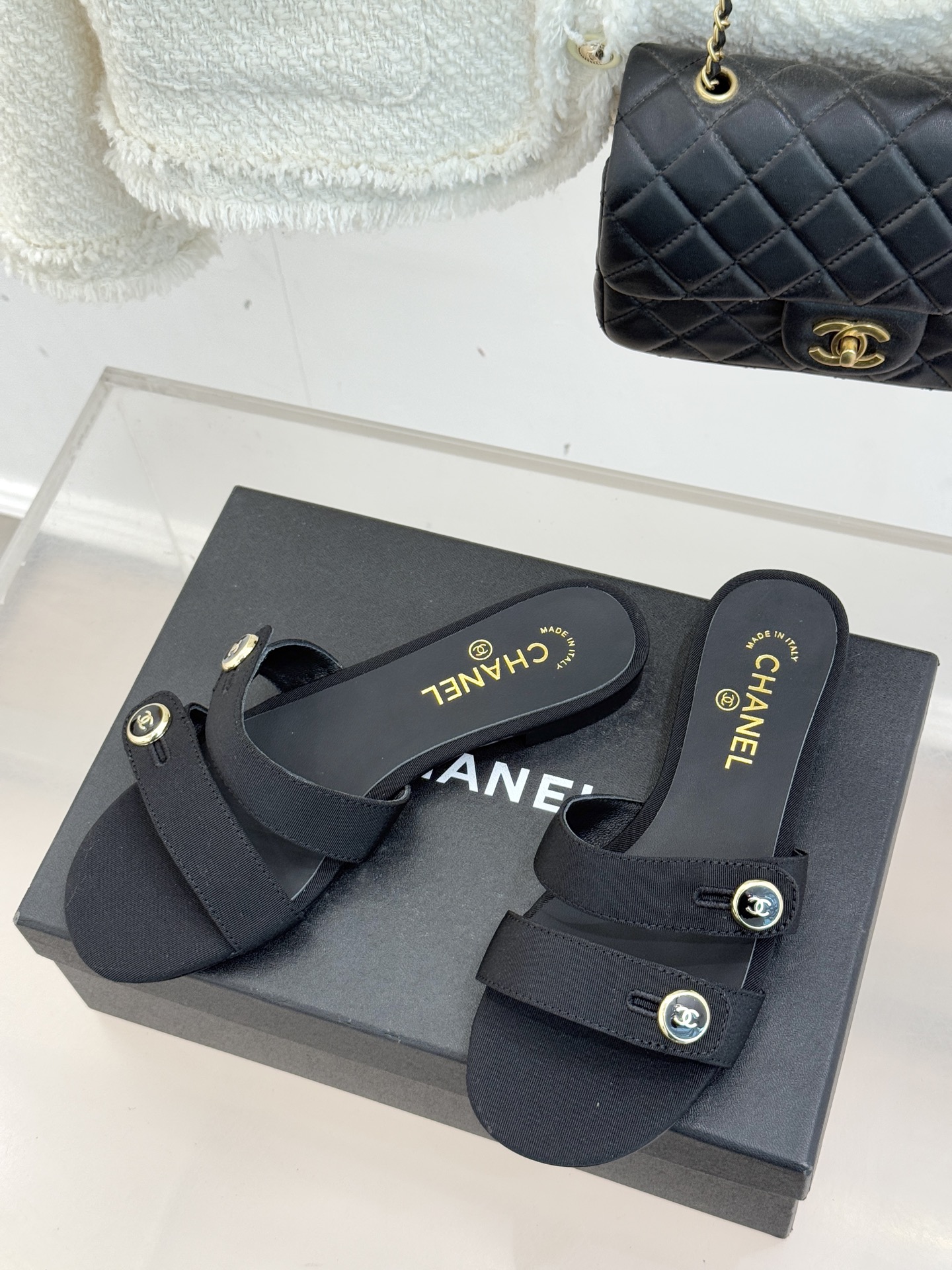 CHANE*｜小香26C早春新品双C纽扣凉拖系列将意式度假的慵懒与精致典雅织就成步履间的奢华诗篇。鞋身标