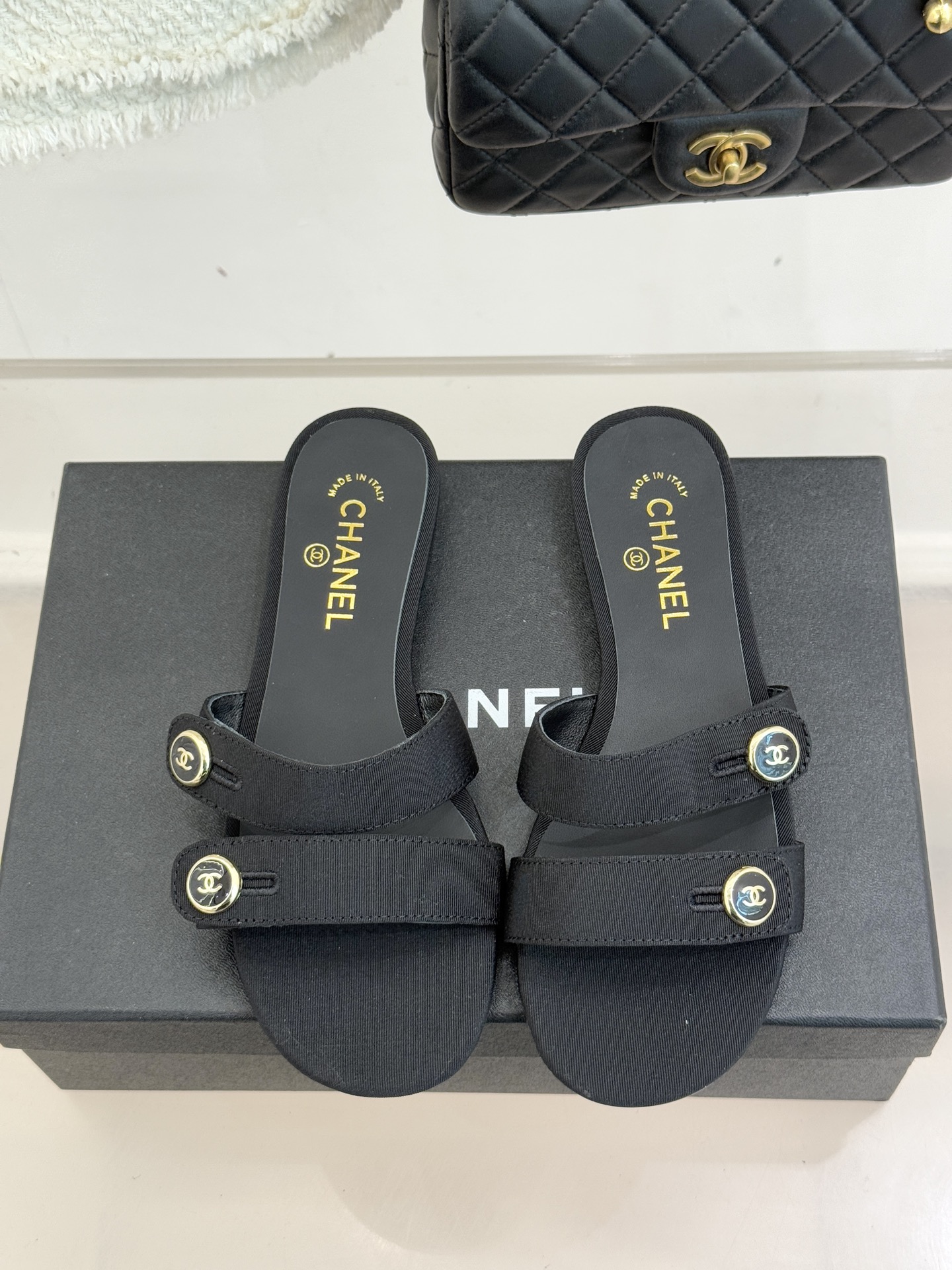 CHANE*｜小香26C早春新品双C纽扣凉拖系列将意式度假的慵懒与精致典雅织就成步履间的奢华诗篇。鞋身标