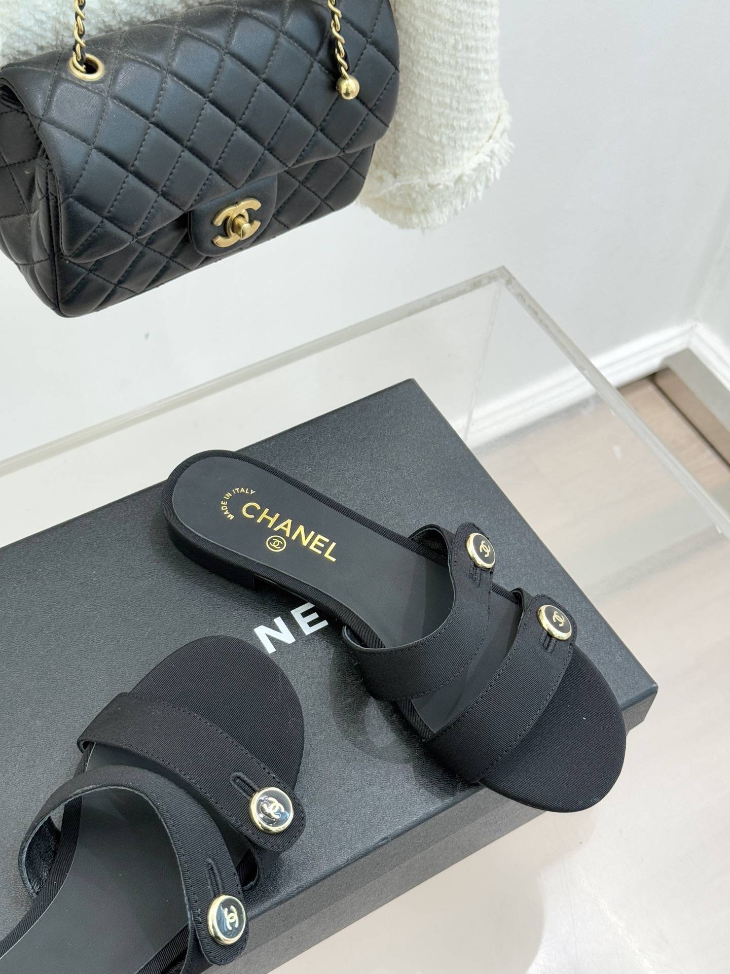 CHANE*｜小香26C早春新品双C纽扣凉拖系列将意式度假的慵懒与精致典雅织就成步履间的奢华诗篇。鞋身标