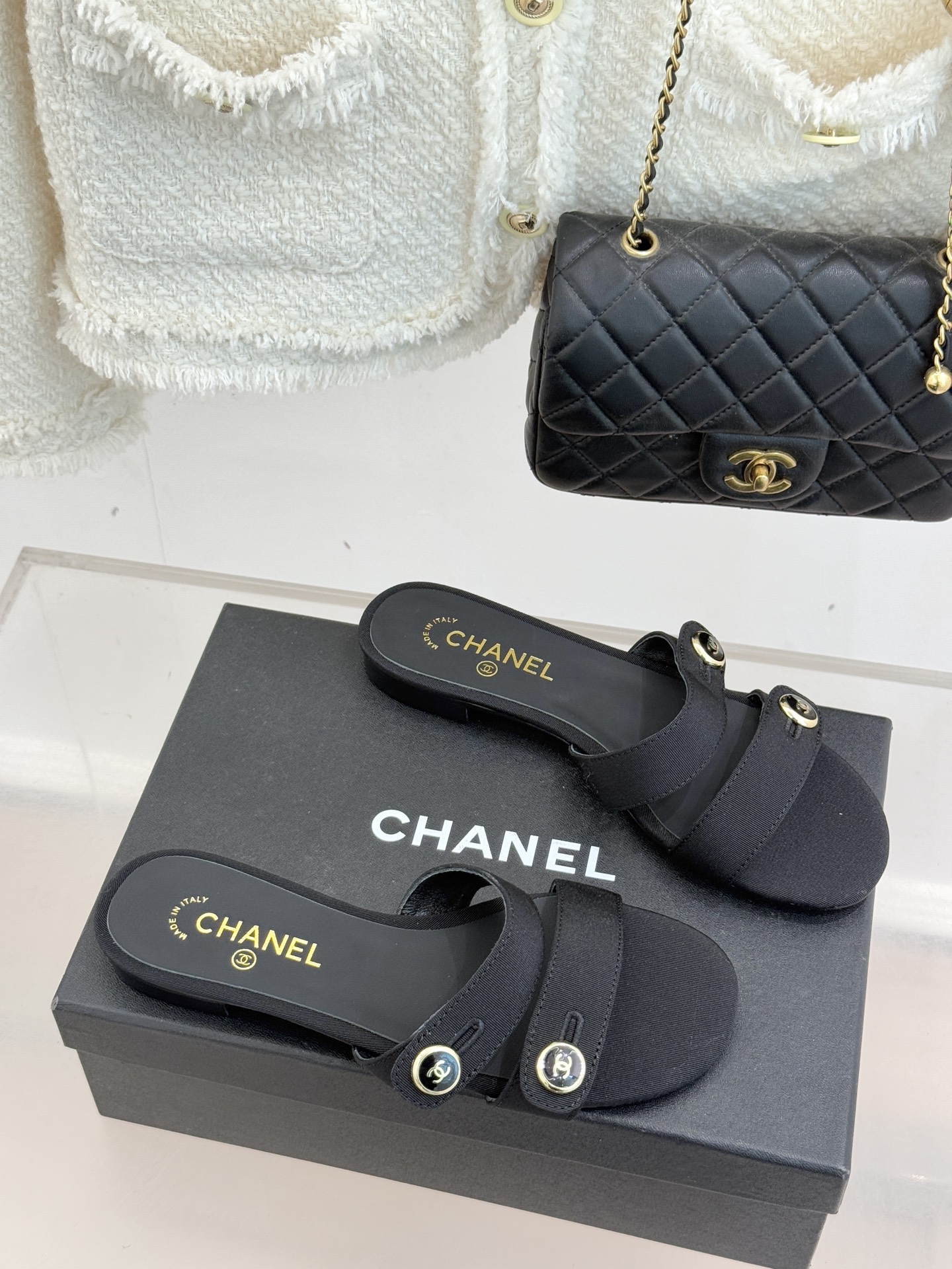 CHANE*｜小香26C早春新品双C纽扣凉拖系列将意式度假的慵懒与精致典雅织就成步履间的奢华诗篇。鞋身标