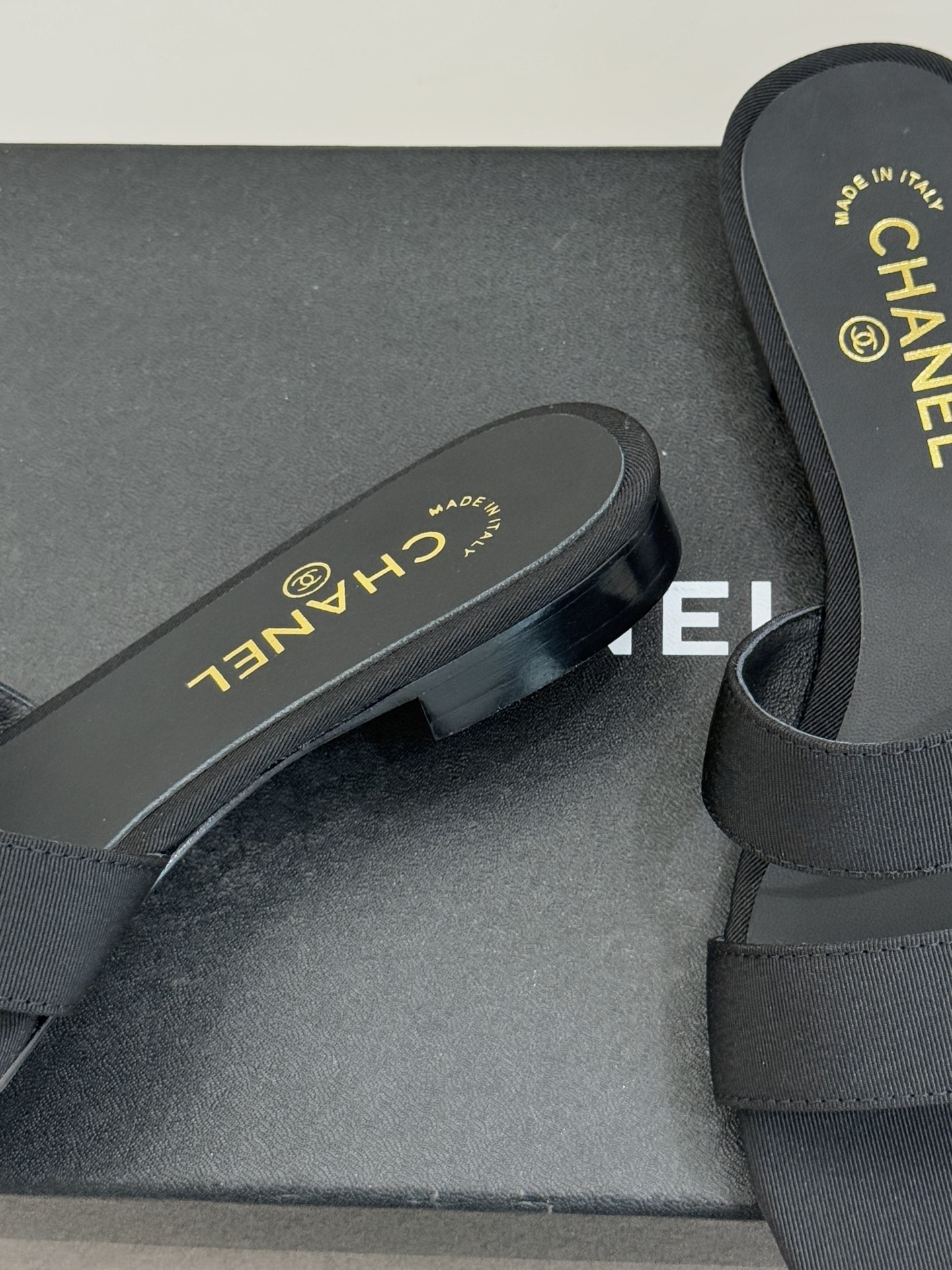 CHANE*｜小香26C早春新品双C纽扣凉拖系列将意式度假的慵懒与精致典雅织就成步履间的奢华诗篇。鞋身标