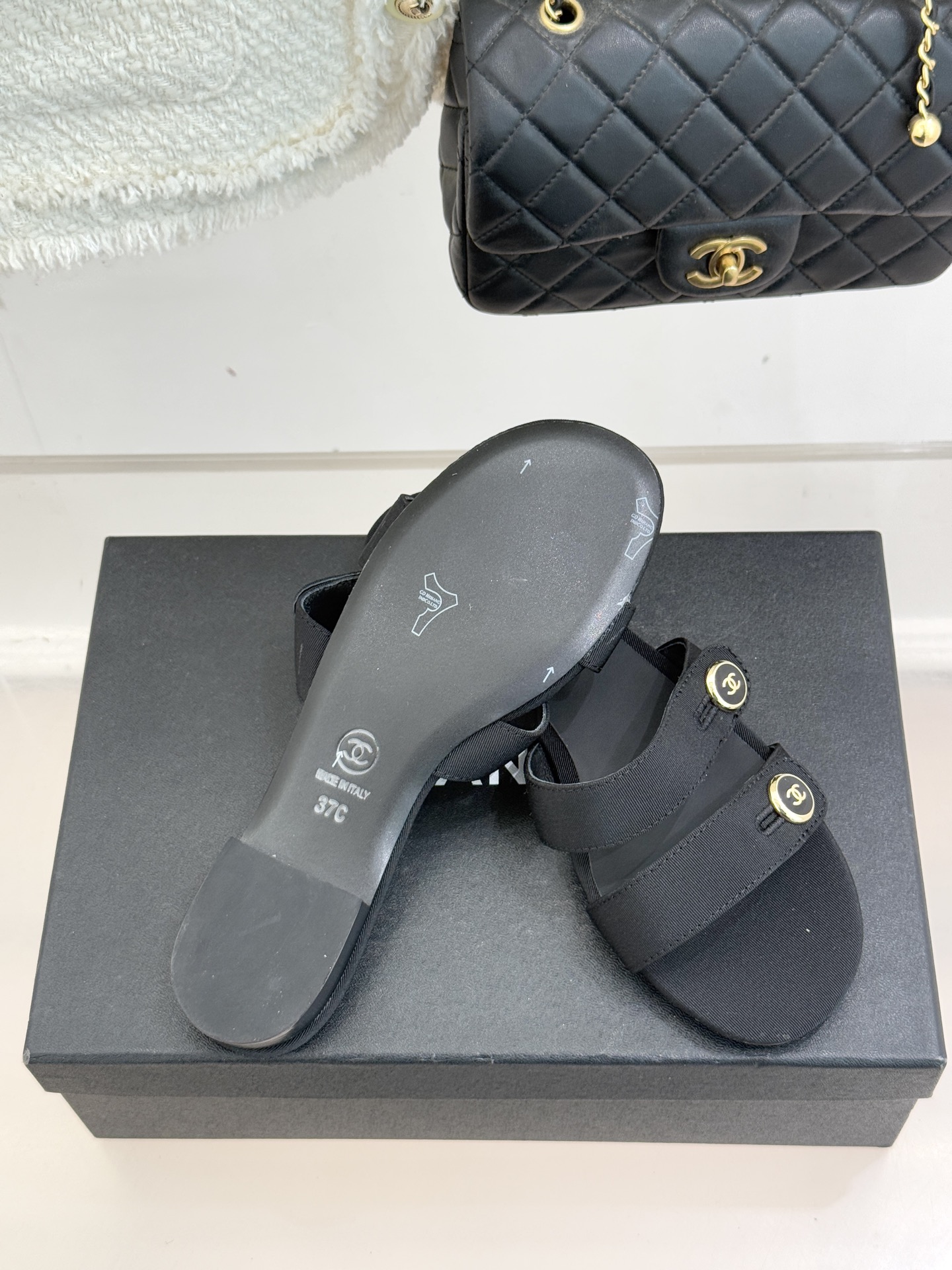 CHANE*｜小香26C早春新品双C纽扣凉拖系列将意式度假的慵懒与精致典雅织就成步履间的奢华诗篇。鞋身标