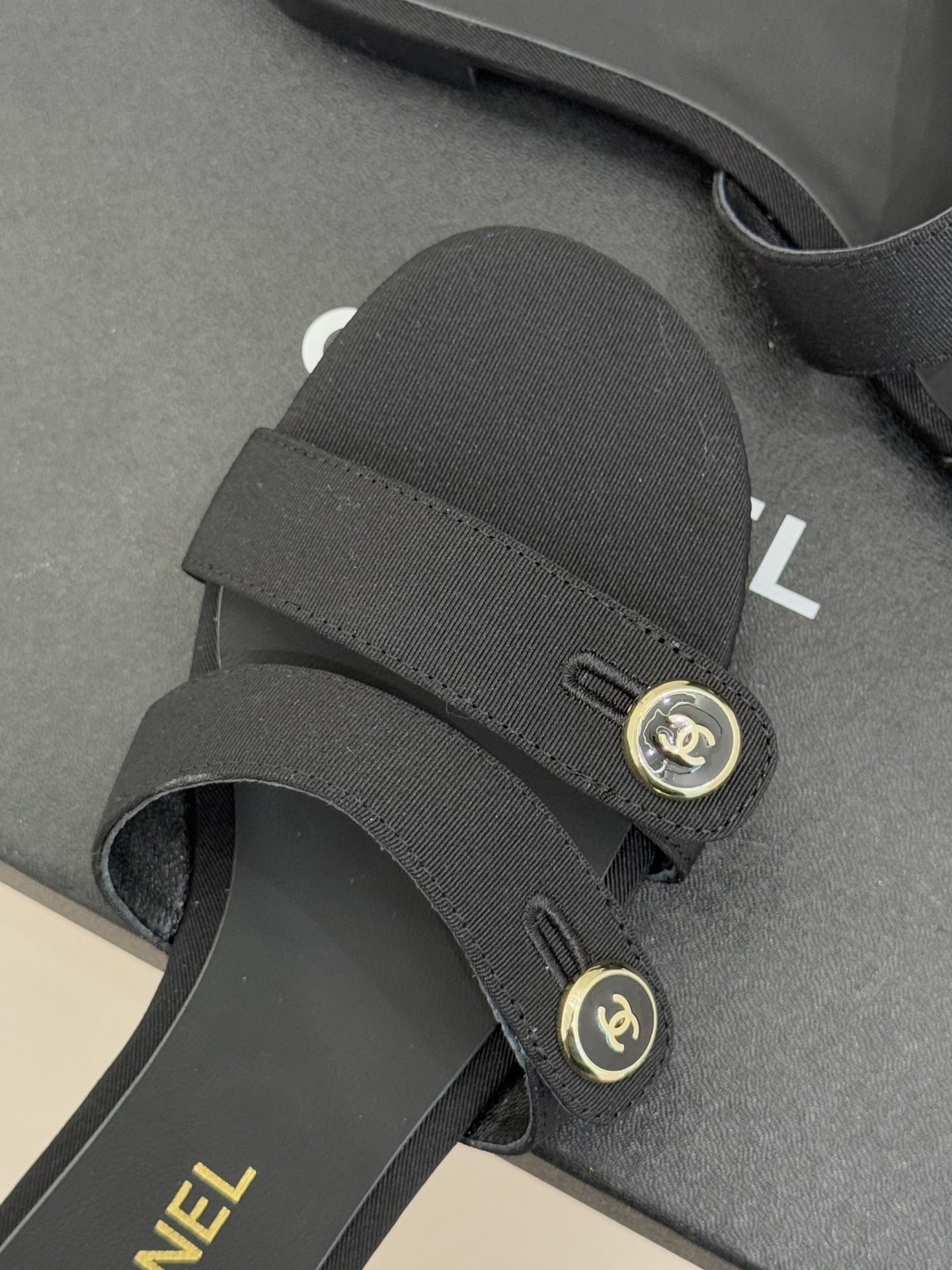 CHANE*｜小香26C早春新品双C纽扣凉拖系列将意式度假的慵懒与精致典雅织就成步履间的奢华诗篇。鞋身标