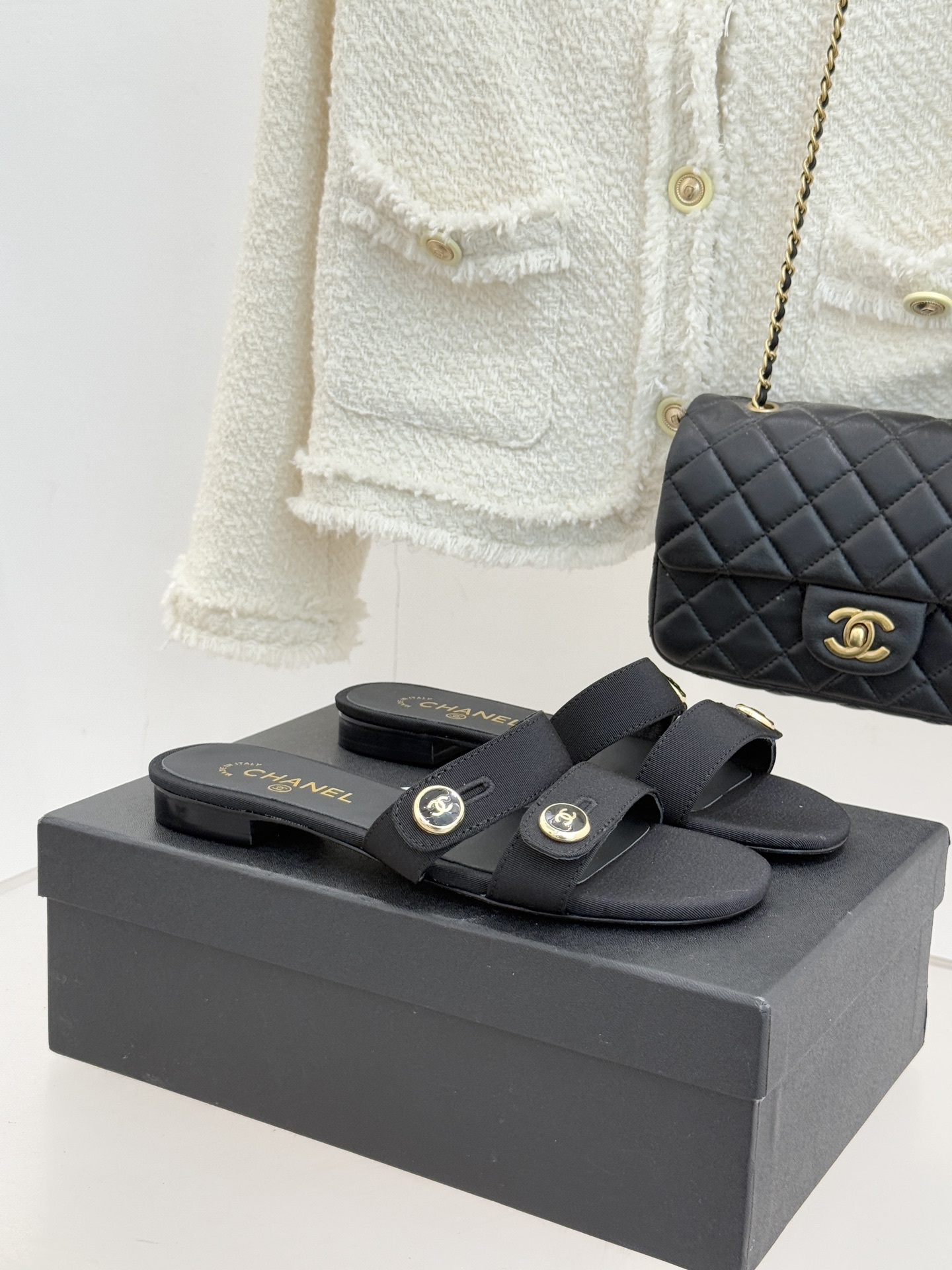 CHANE*｜小香26C早春新品双C纽扣凉拖系列将意式度假的慵懒与精致典雅织就成步履间的奢华诗篇。鞋身标