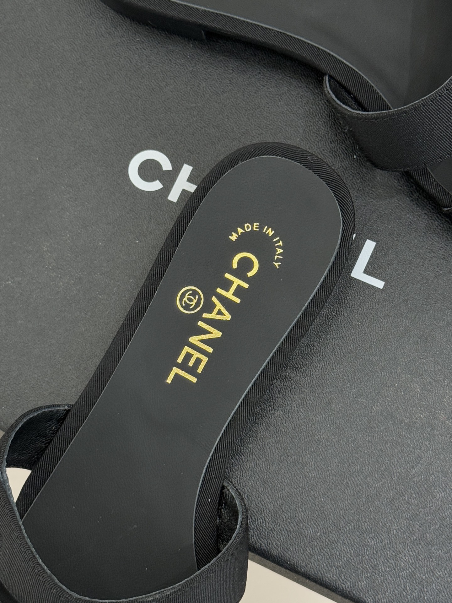 CHANE*｜小香26C早春新品双C纽扣凉拖系列将意式度假的慵懒与精致典雅织就成步履间的奢华诗篇。鞋身标