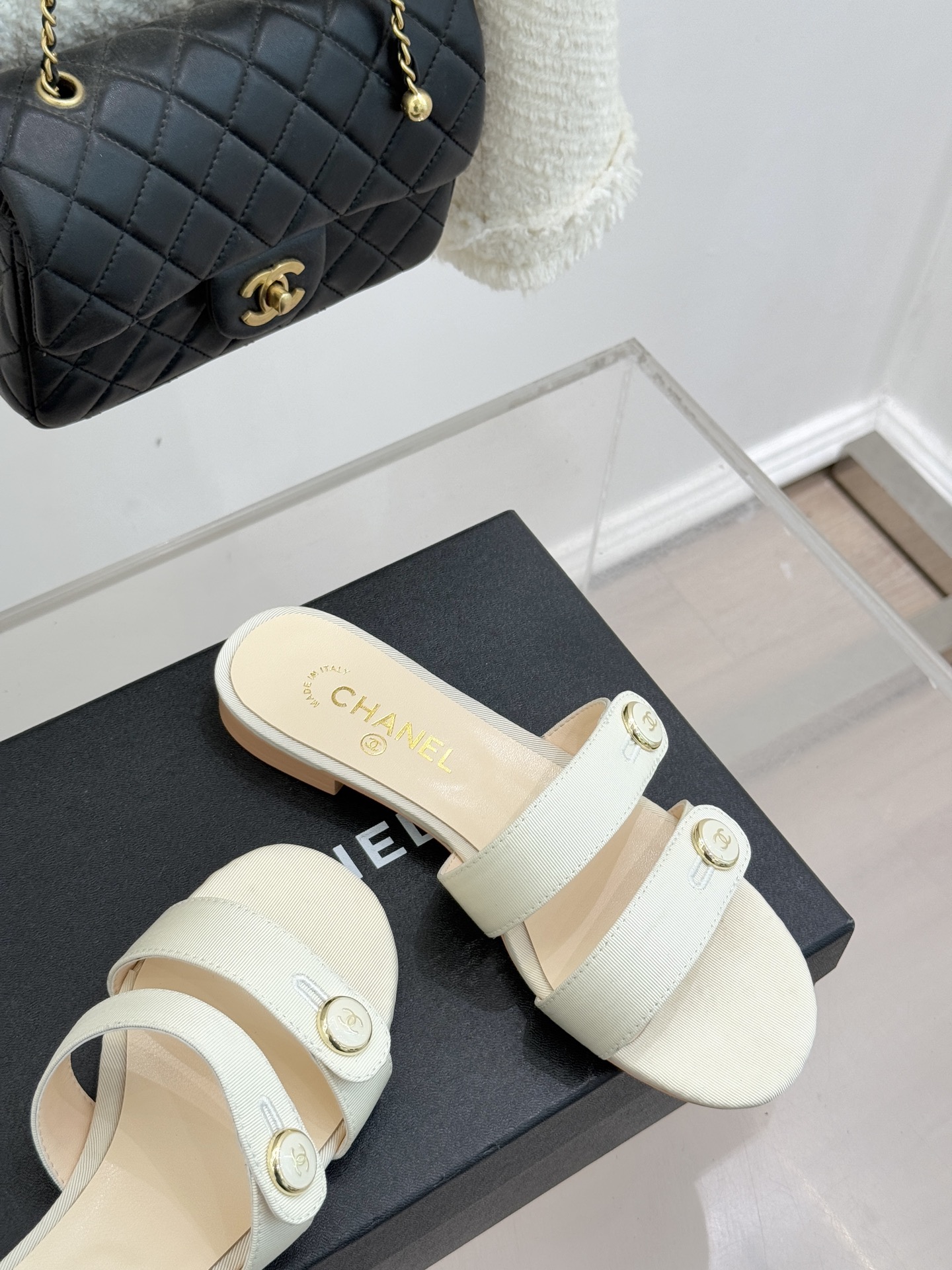 CHANE*｜小香26C早春新品双C纽扣凉拖系列将意式度假的慵懒与精致典雅织就成步履间的奢华诗篇。鞋身标