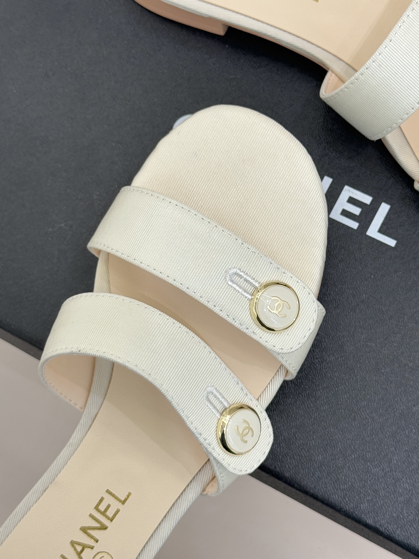CHANE*｜小香26C早春新品双C纽扣凉拖系列将意式度假的慵懒与精致典雅织就成步履间的奢华诗篇。鞋身标