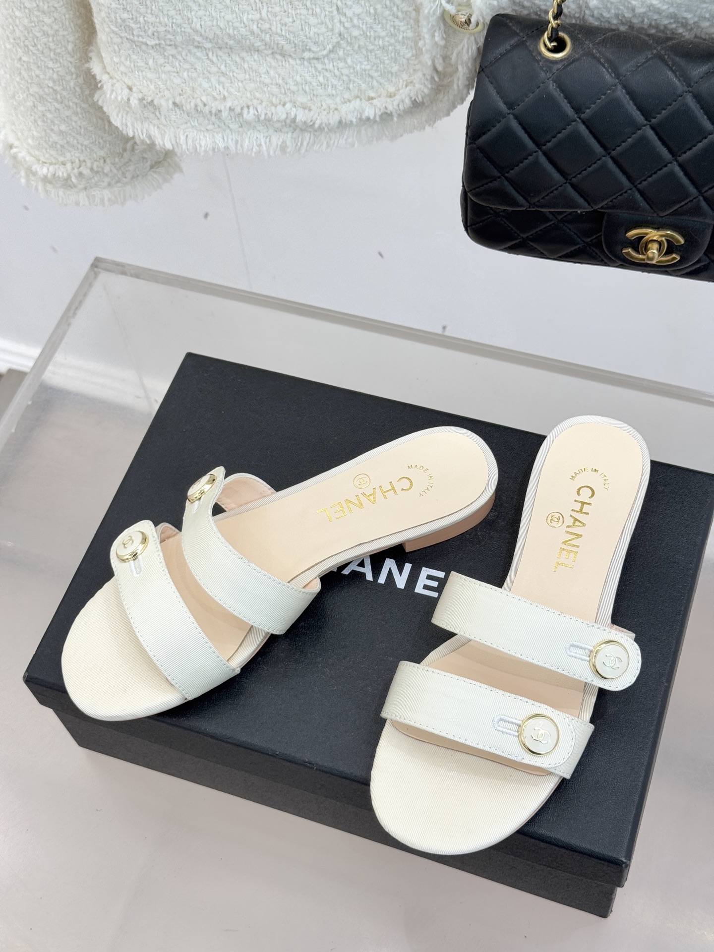 CHANE*｜小香26C早春新品双C纽扣凉拖系列将意式度假的慵懒与精致典雅织就成步履间的奢华诗篇。鞋身标