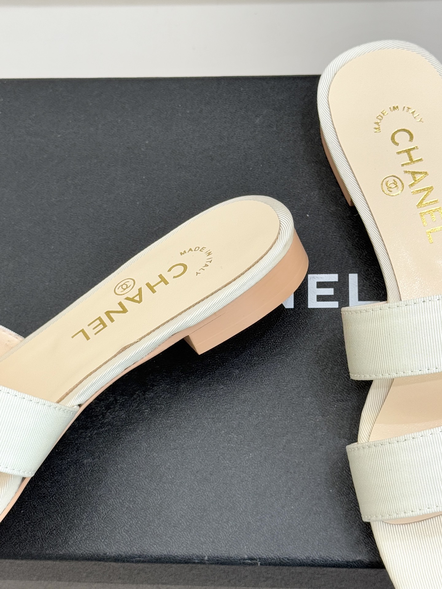 CHANE*｜小香26C早春新品双C纽扣凉拖系列将意式度假的慵懒与精致典雅织就成步履间的奢华诗篇。鞋身标