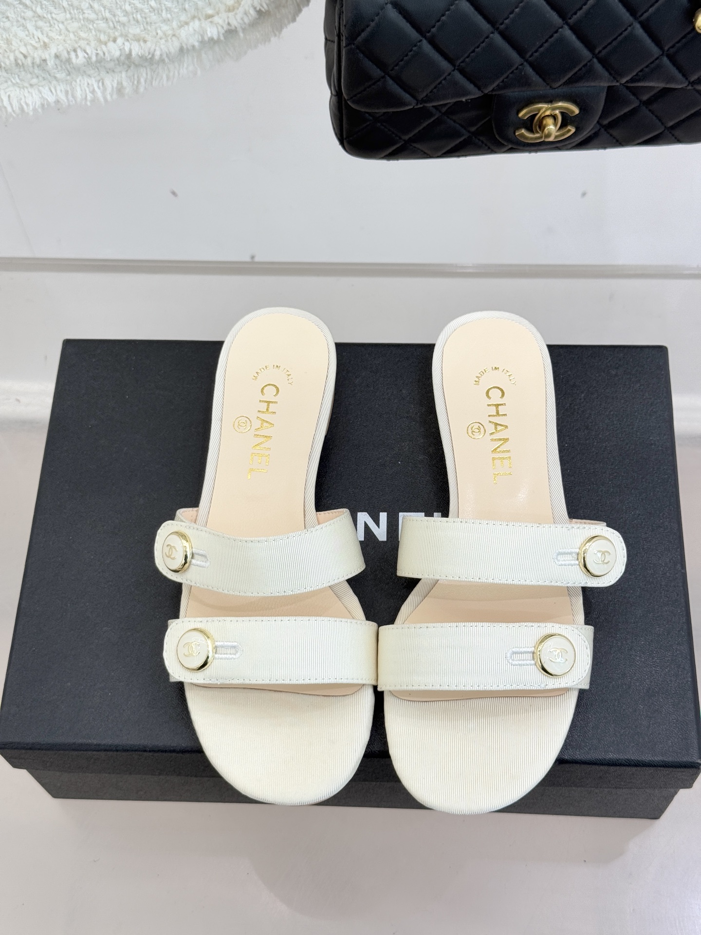 CHANE*｜小香26C早春新品双C纽扣凉拖系列将意式度假的慵懒与精致典雅织就成步履间的奢华诗篇。鞋身标