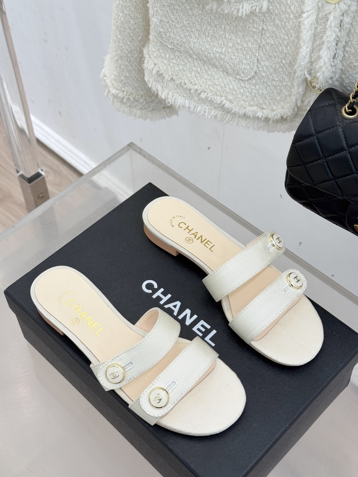 CHANE*｜小香26C早春新品双C纽扣凉拖系列将意式度假的慵懒与精致典雅织就成步履间的奢华诗篇。鞋身标