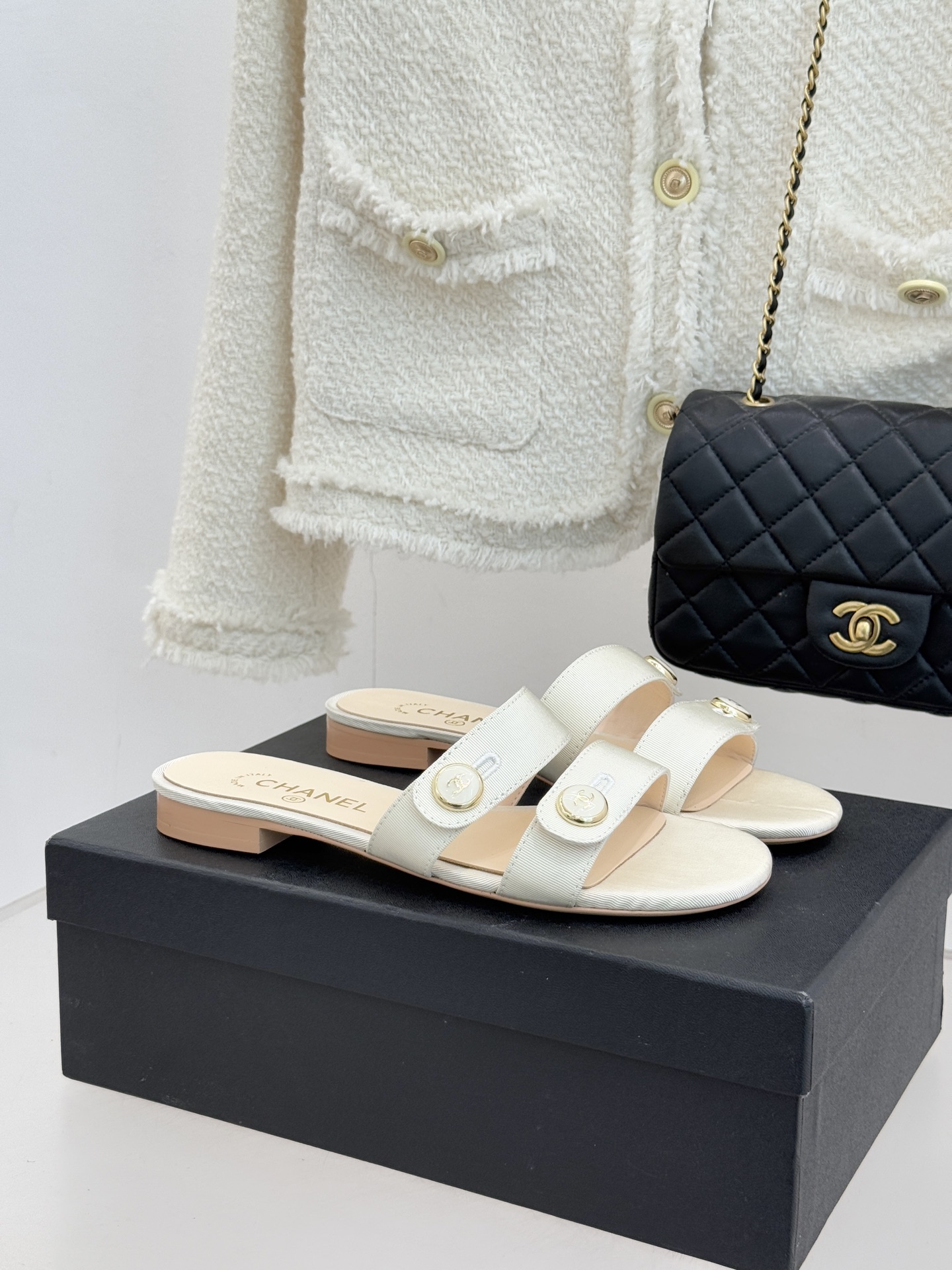 CHANE*｜小香26C早春新品双C纽扣凉拖系列将意式度假的慵懒与精致典雅织就成步履间的奢华诗篇。鞋身标