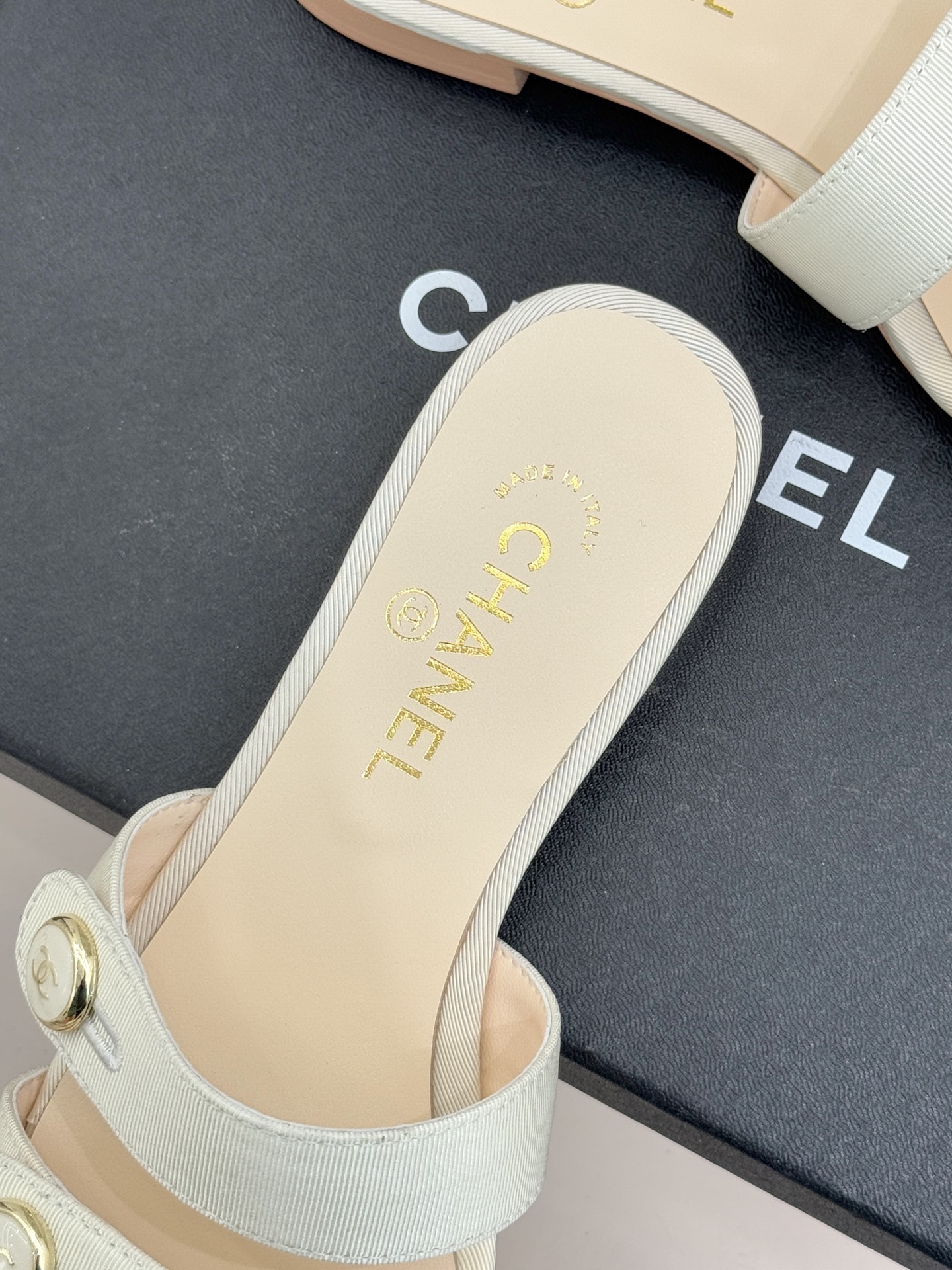 CHANE*｜小香26C早春新品双C纽扣凉拖系列将意式度假的慵懒与精致典雅织就成步履间的奢华诗篇。鞋身标