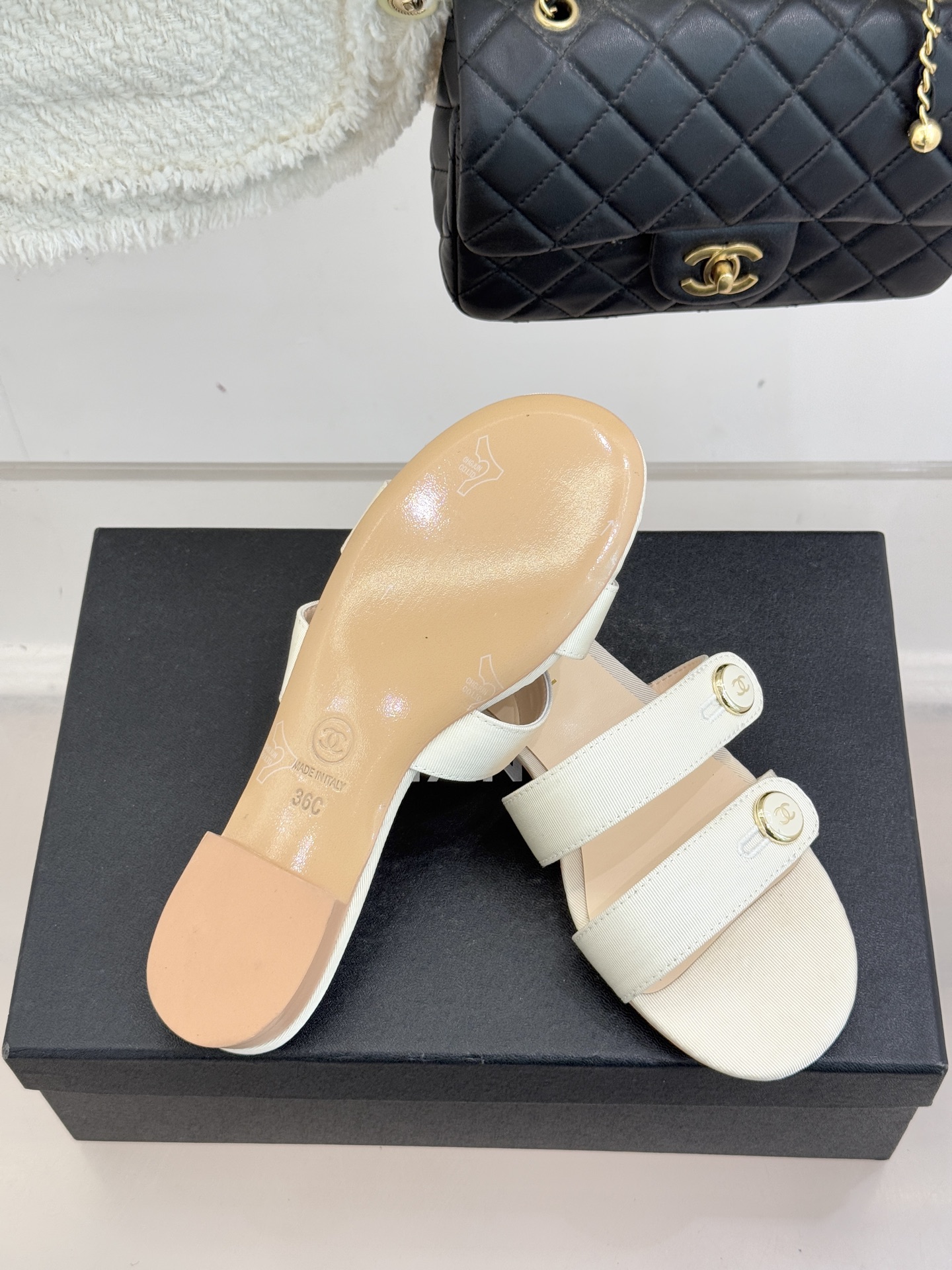 CHANE*｜小香26C早春新品双C纽扣凉拖系列将意式度假的慵懒与精致典雅织就成步履间的奢华诗篇。鞋身标