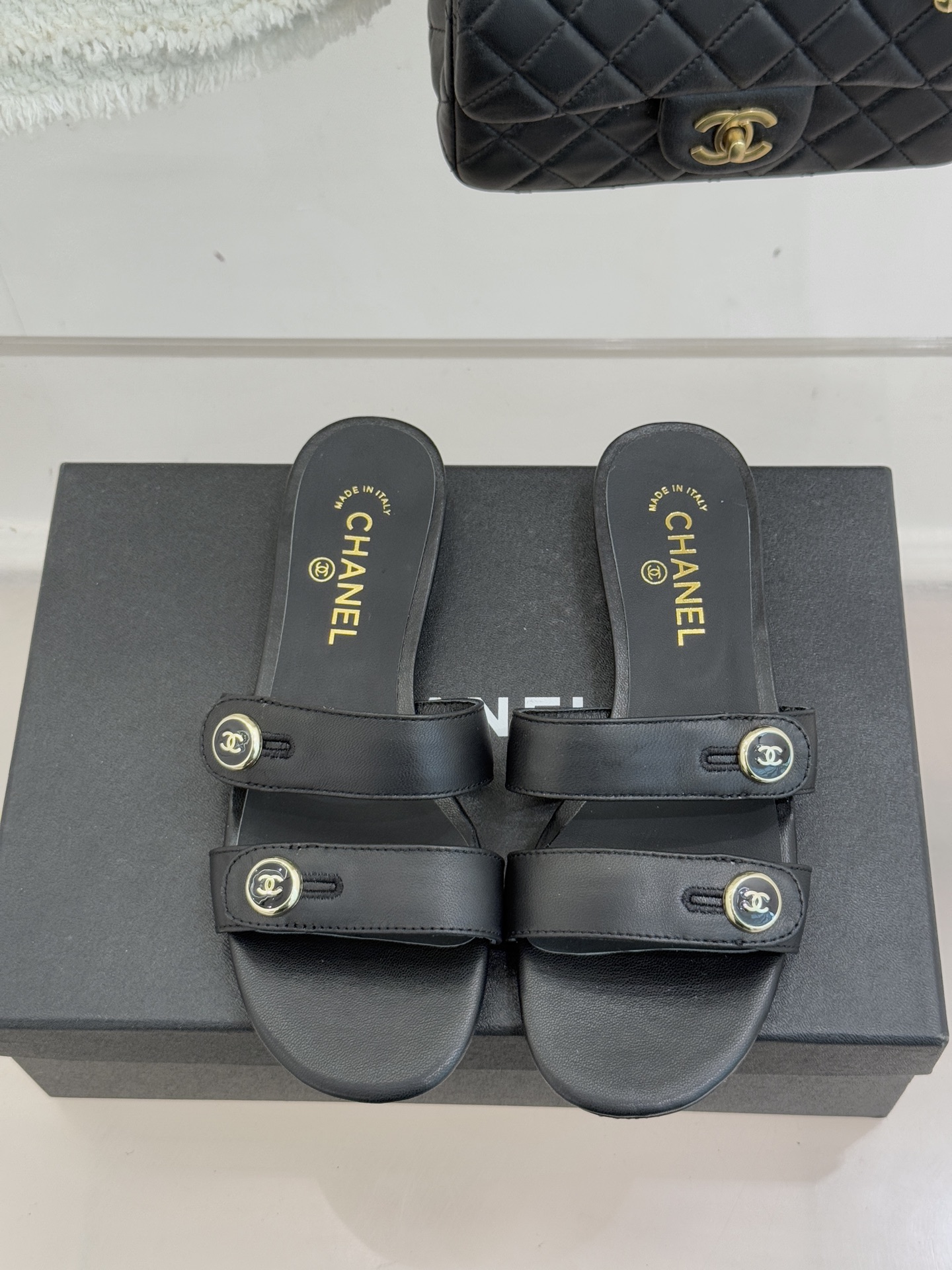 CHANE*｜小香26C早春新品双C纽扣凉拖系列将意式度假的慵懒与精致典雅织就成步履间的奢华诗篇。鞋身标