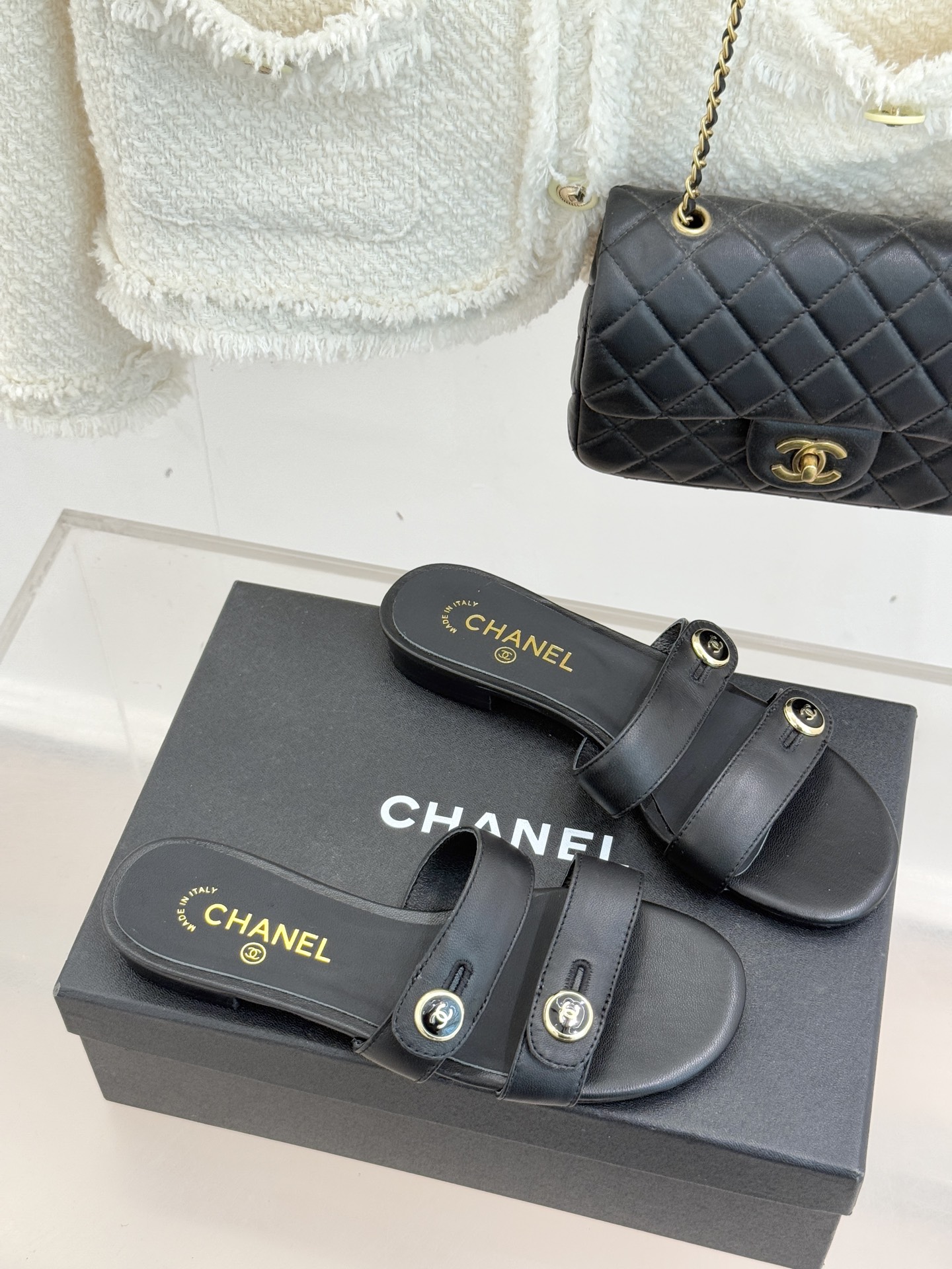 CHANE*｜小香26C早春新品双C纽扣凉拖系列将意式度假的慵懒与精致典雅织就成步履间的奢华诗篇。鞋身标