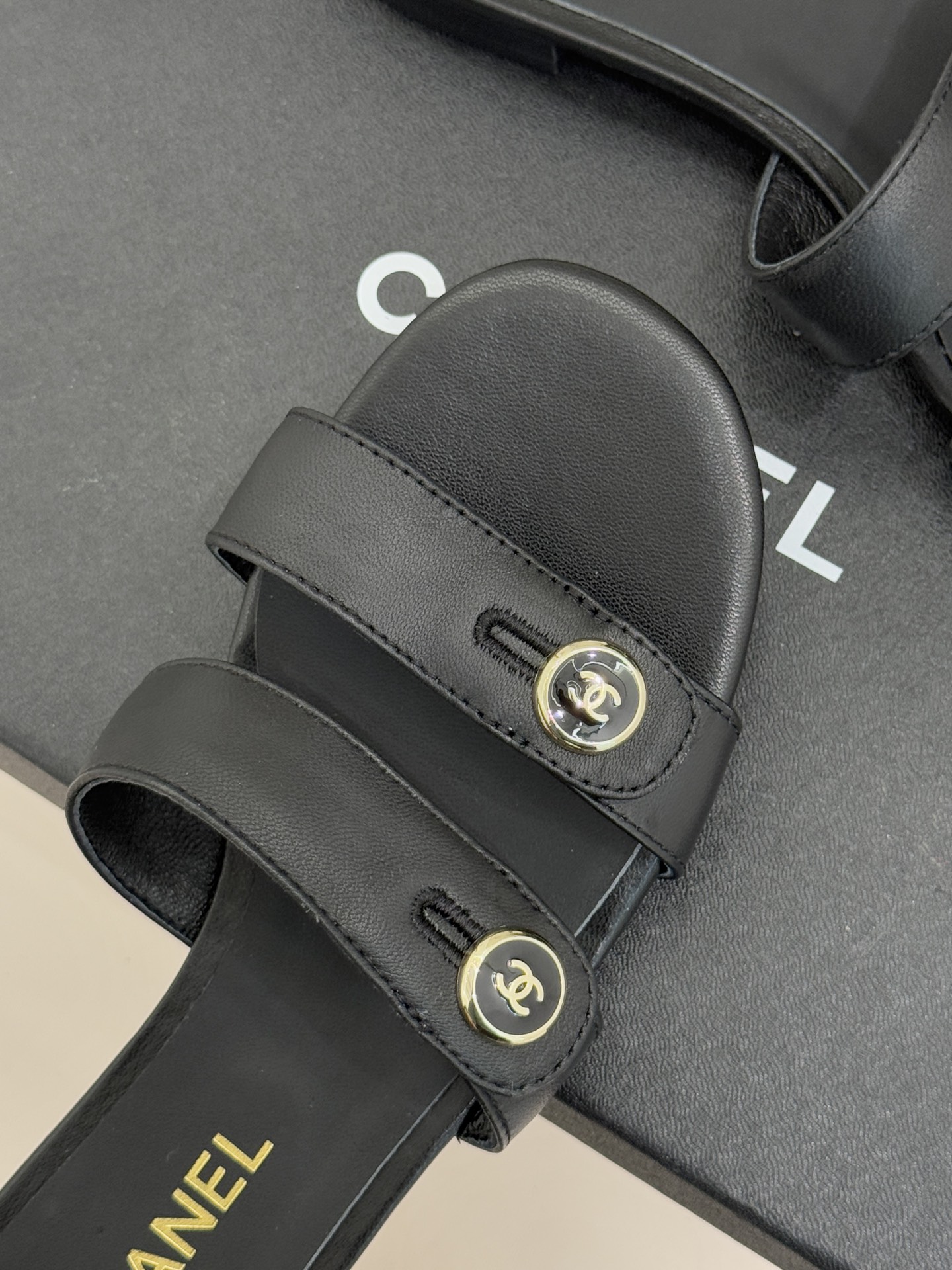 CHANE*｜小香26C早春新品双C纽扣凉拖系列将意式度假的慵懒与精致典雅织就成步履间的奢华诗篇。鞋身标