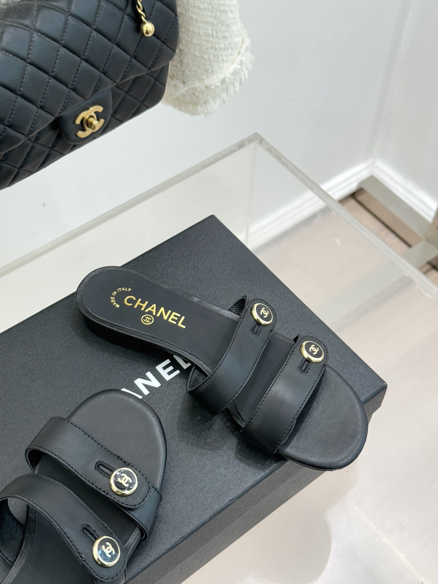 CHANE*｜小香26C早春新品双C纽扣凉拖系列将意式度假的慵懒与精致典雅织就成步履间的奢华诗篇。鞋身标