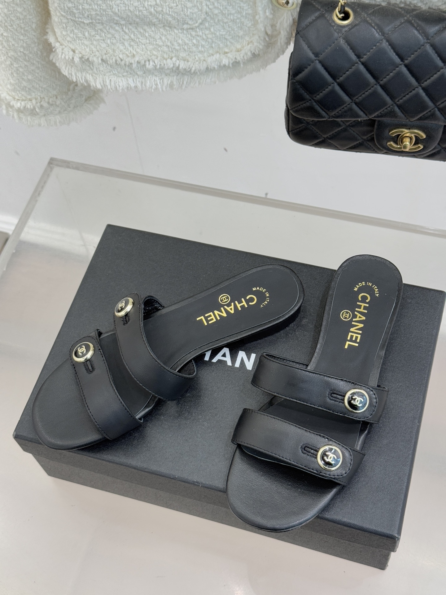 CHANE*｜小香26C早春新品双C纽扣凉拖系列将意式度假的慵懒与精致典雅织就成步履间的奢华诗篇。鞋身标