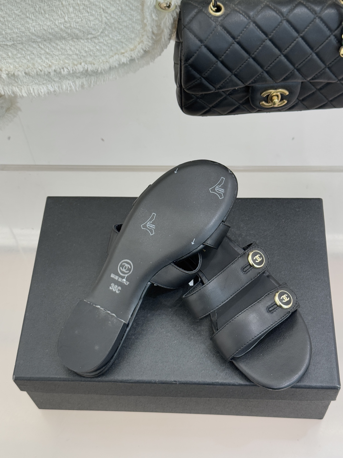 CHANE*｜小香26C早春新品双C纽扣凉拖系列将意式度假的慵懒与精致典雅织就成步履间的奢华诗篇。鞋身标