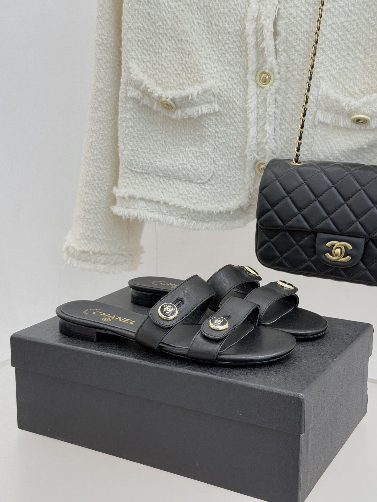 CHANE*｜小香26C早春新品双C纽扣凉拖系列将意式度假的慵懒与精致典雅织就成步履间的奢华诗篇。鞋身标