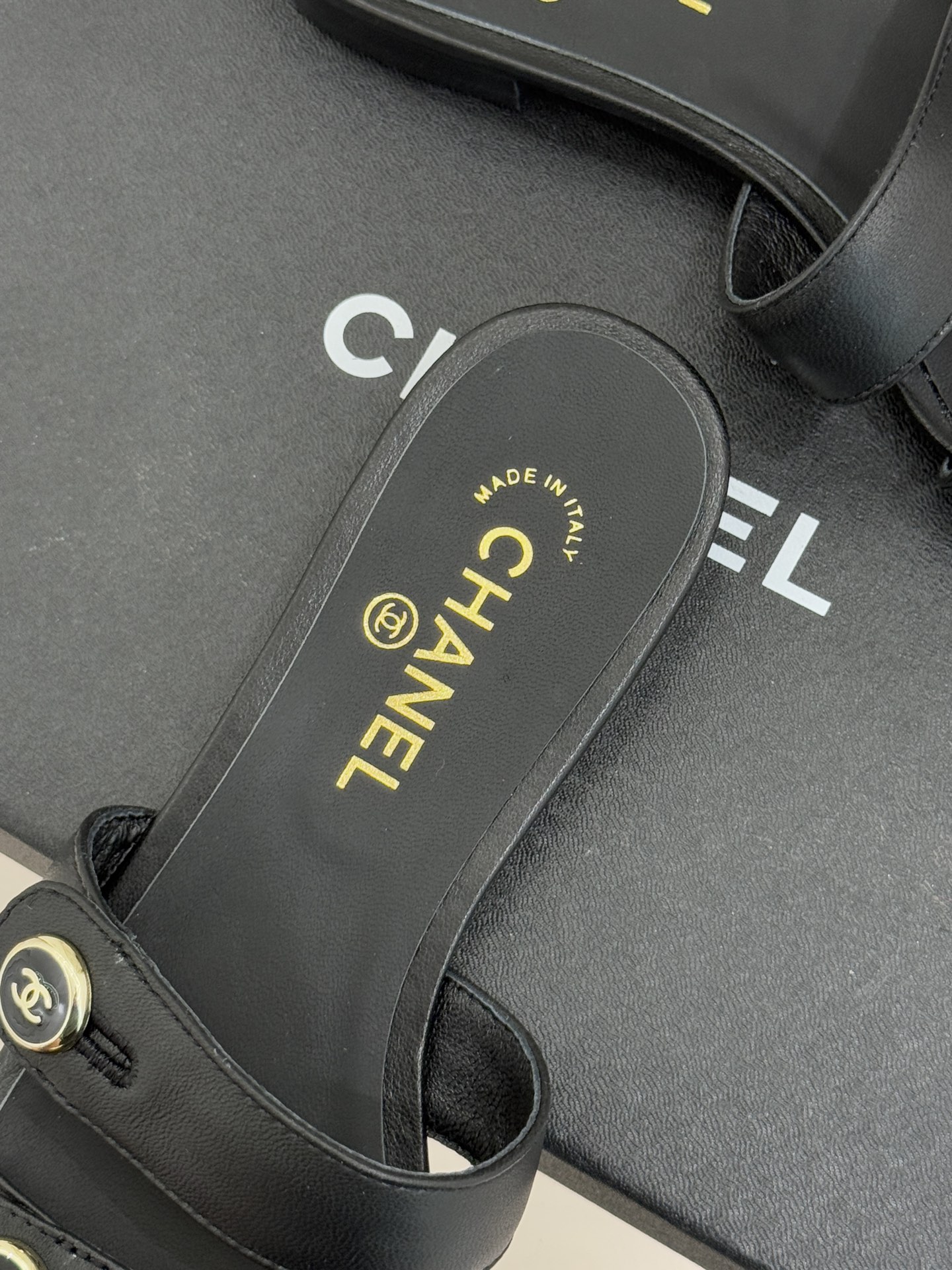 CHANE*｜小香26C早春新品双C纽扣凉拖系列将意式度假的慵懒与精致典雅织就成步履间的奢华诗篇。鞋身标