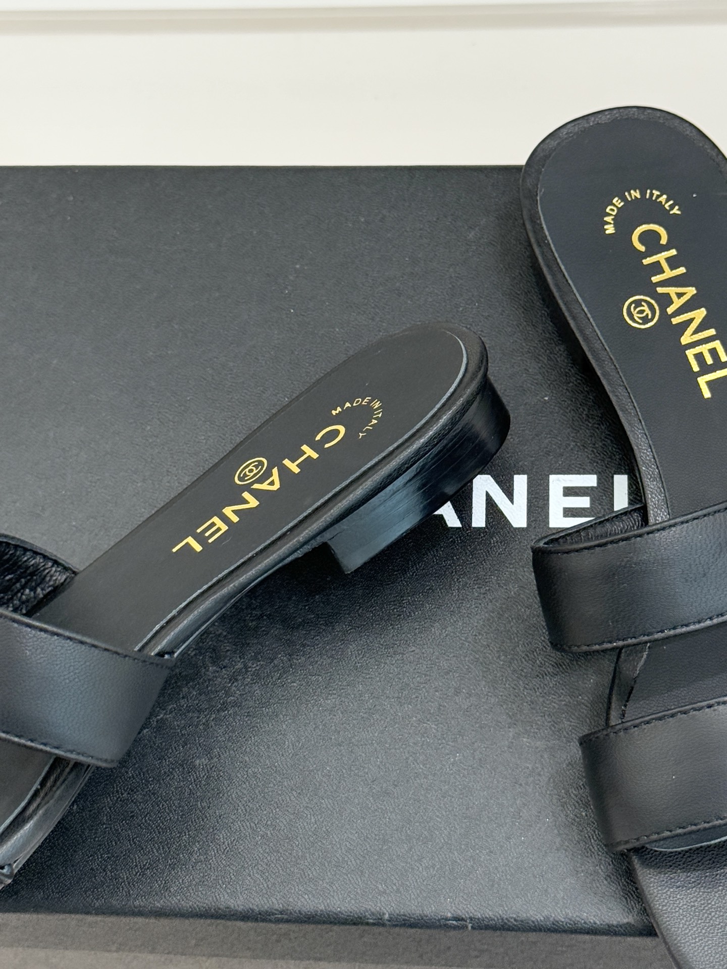 CHANE*｜小香26C早春新品双C纽扣凉拖系列将意式度假的慵懒与精致典雅织就成步履间的奢华诗篇。鞋身标