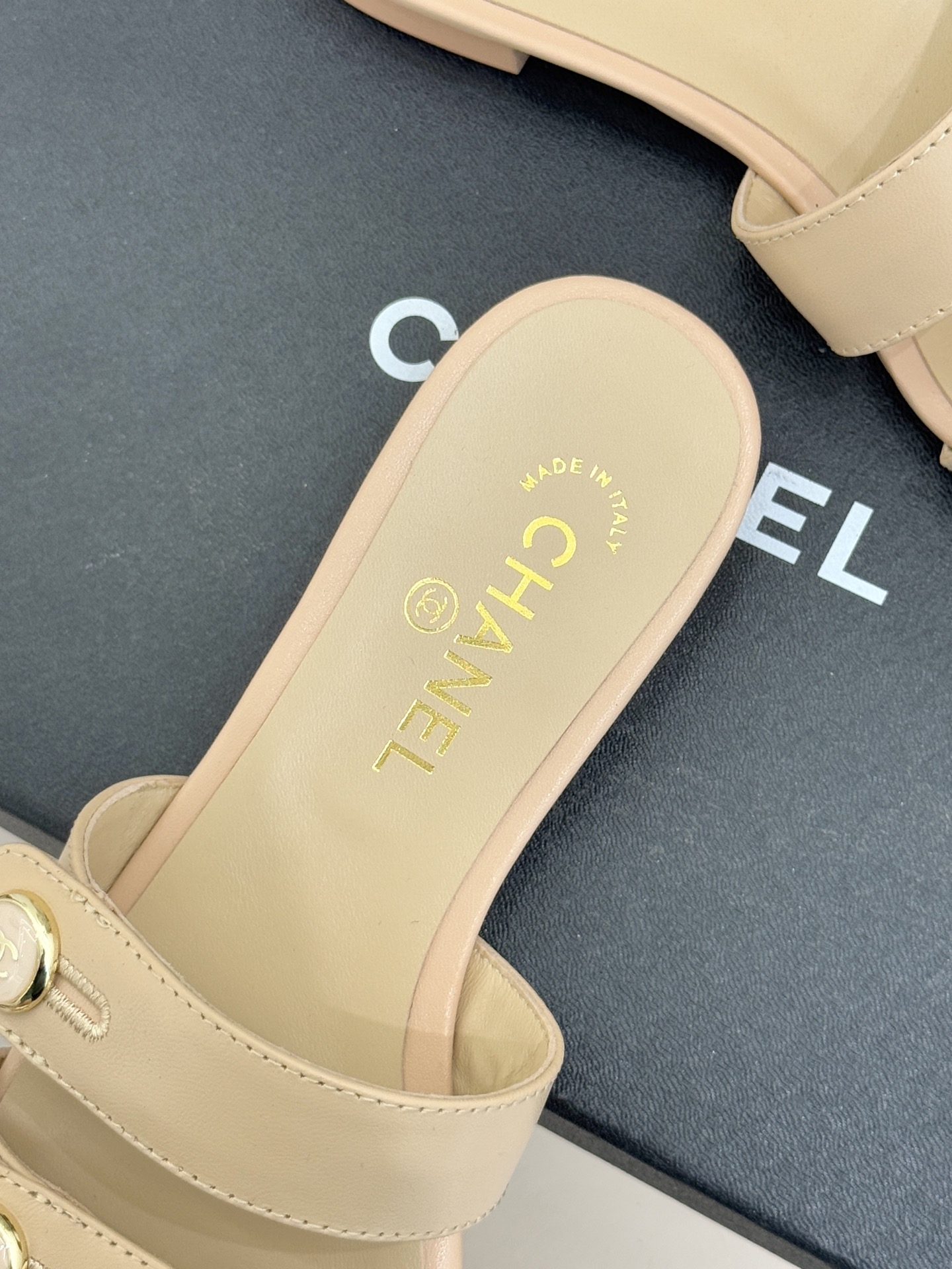 CHANE*｜小香26C早春新品双C纽扣凉拖系列将意式度假的慵懒与精致典雅织就成步履间的奢华诗篇。鞋身标