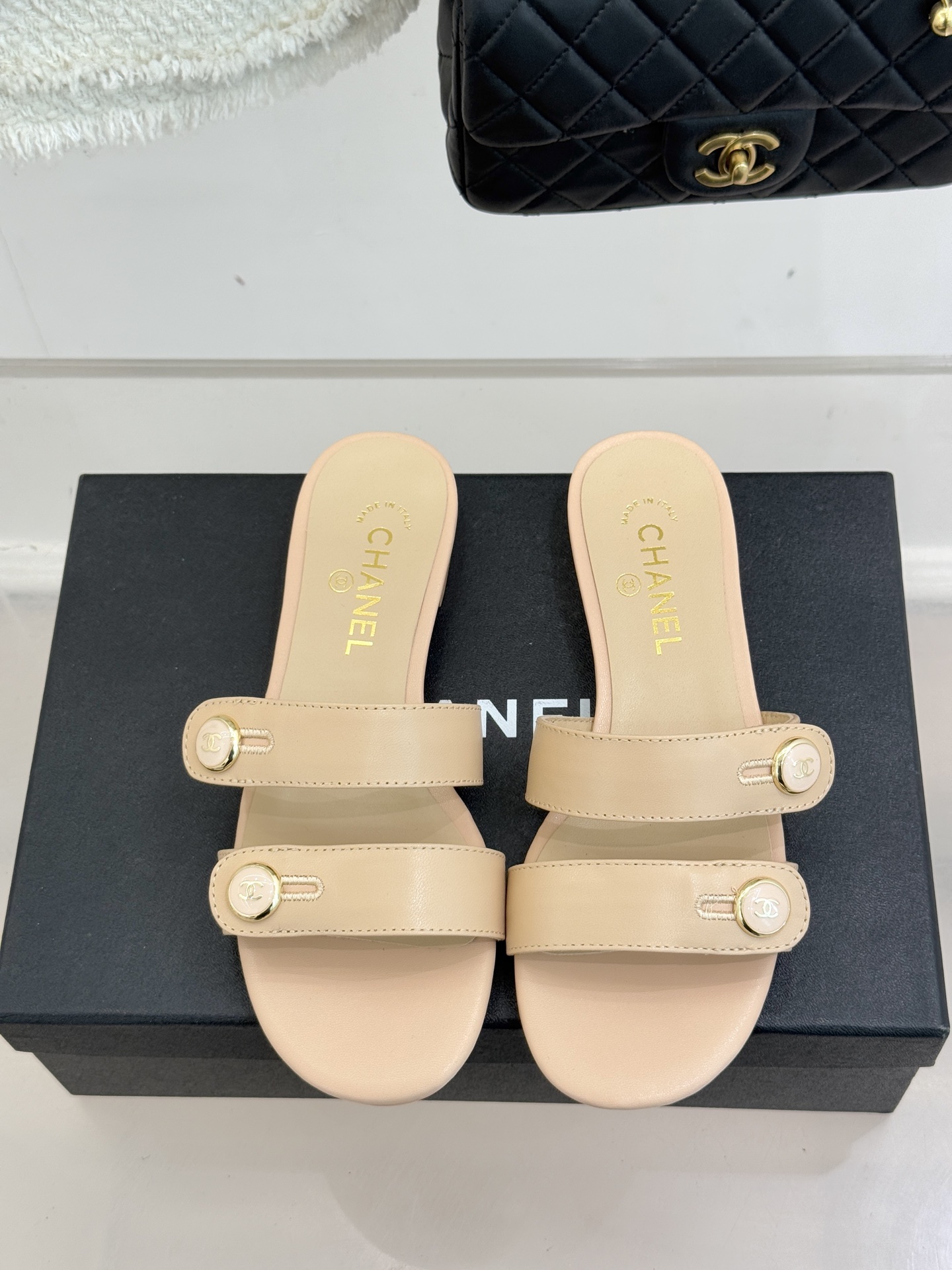 CHANE*｜小香26C早春新品双C纽扣凉拖系列将意式度假的慵懒与精致典雅织就成步履间的奢华诗篇。鞋身标