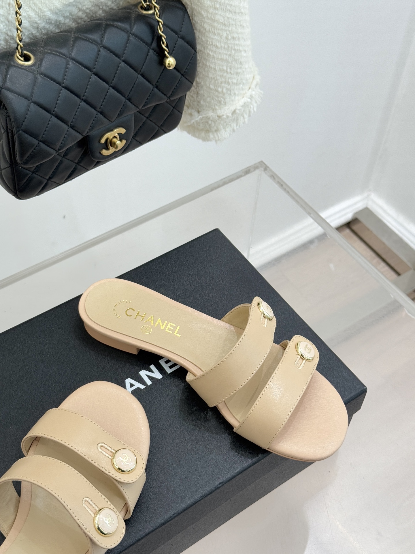 CHANE*｜小香26C早春新品双C纽扣凉拖系列将意式度假的慵懒与精致典雅织就成步履间的奢华诗篇。鞋身标