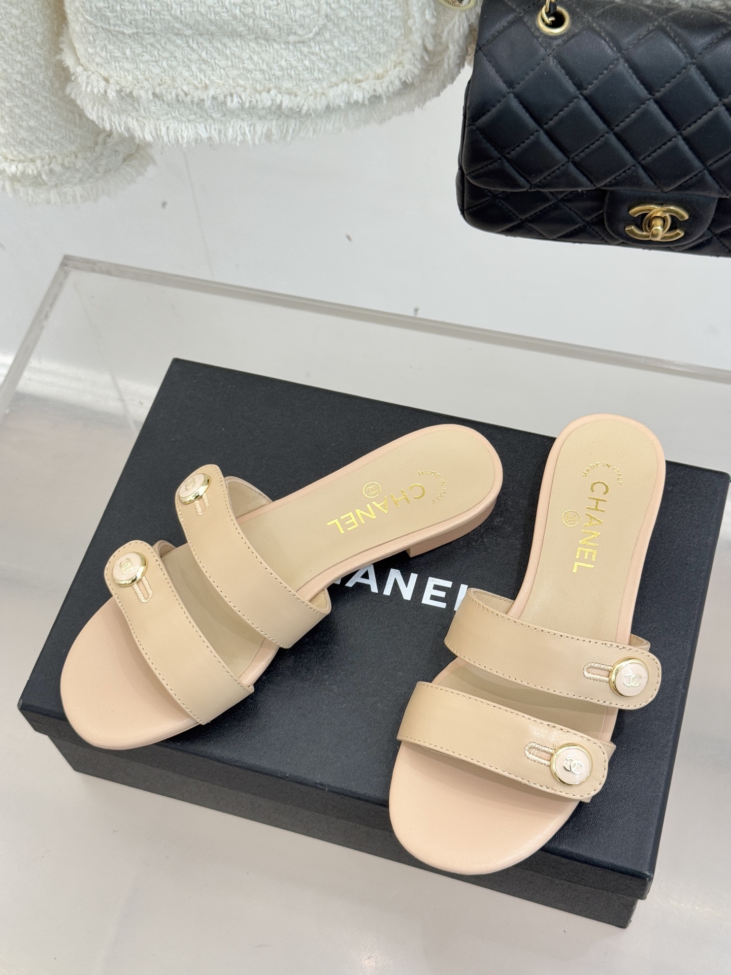 CHANE*｜小香26C早春新品双C纽扣凉拖系列将意式度假的慵懒与精致典雅织就成步履间的奢华诗篇。鞋身标