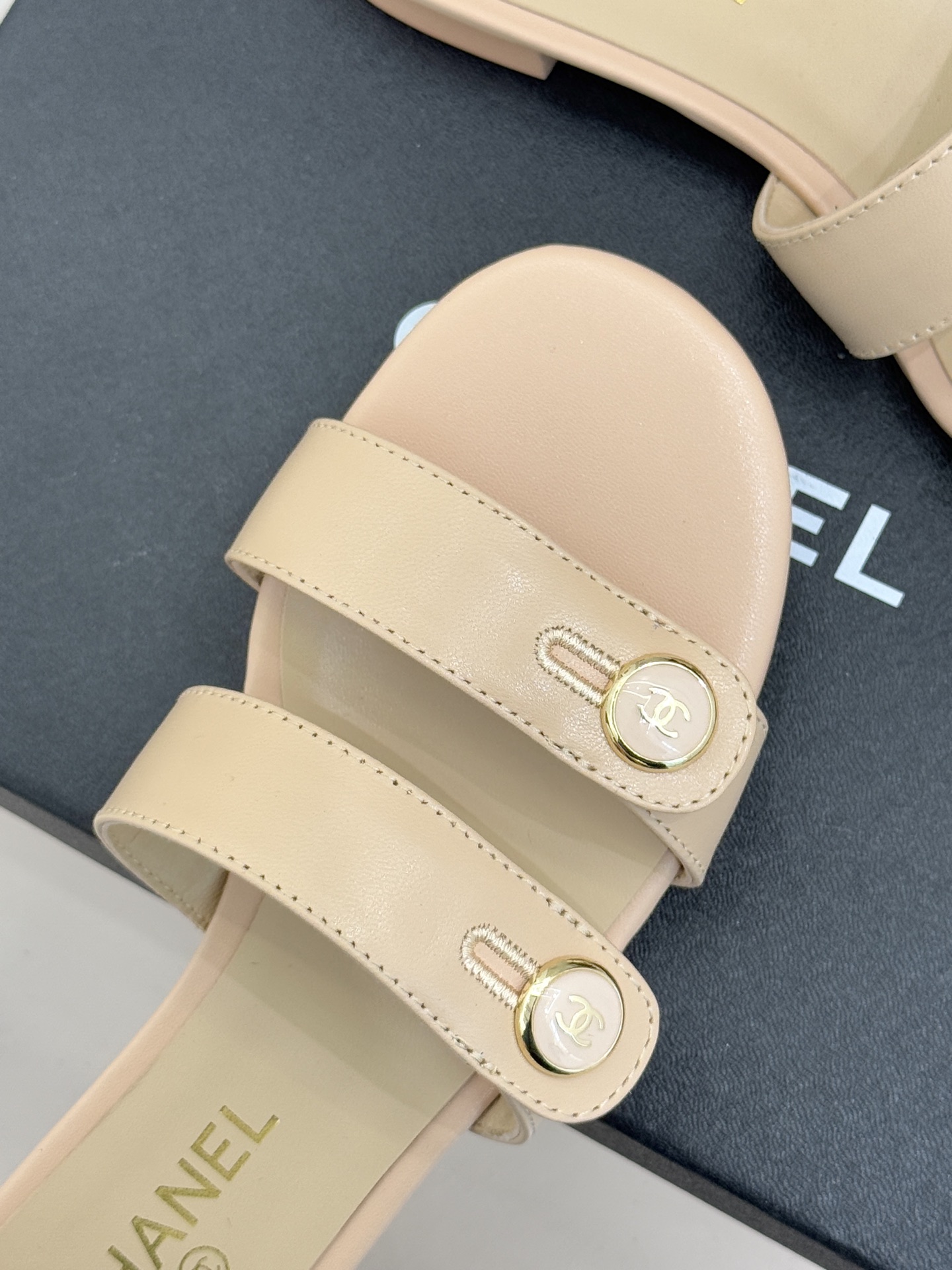 CHANE*｜小香26C早春新品双C纽扣凉拖系列将意式度假的慵懒与精致典雅织就成步履间的奢华诗篇。鞋身标
